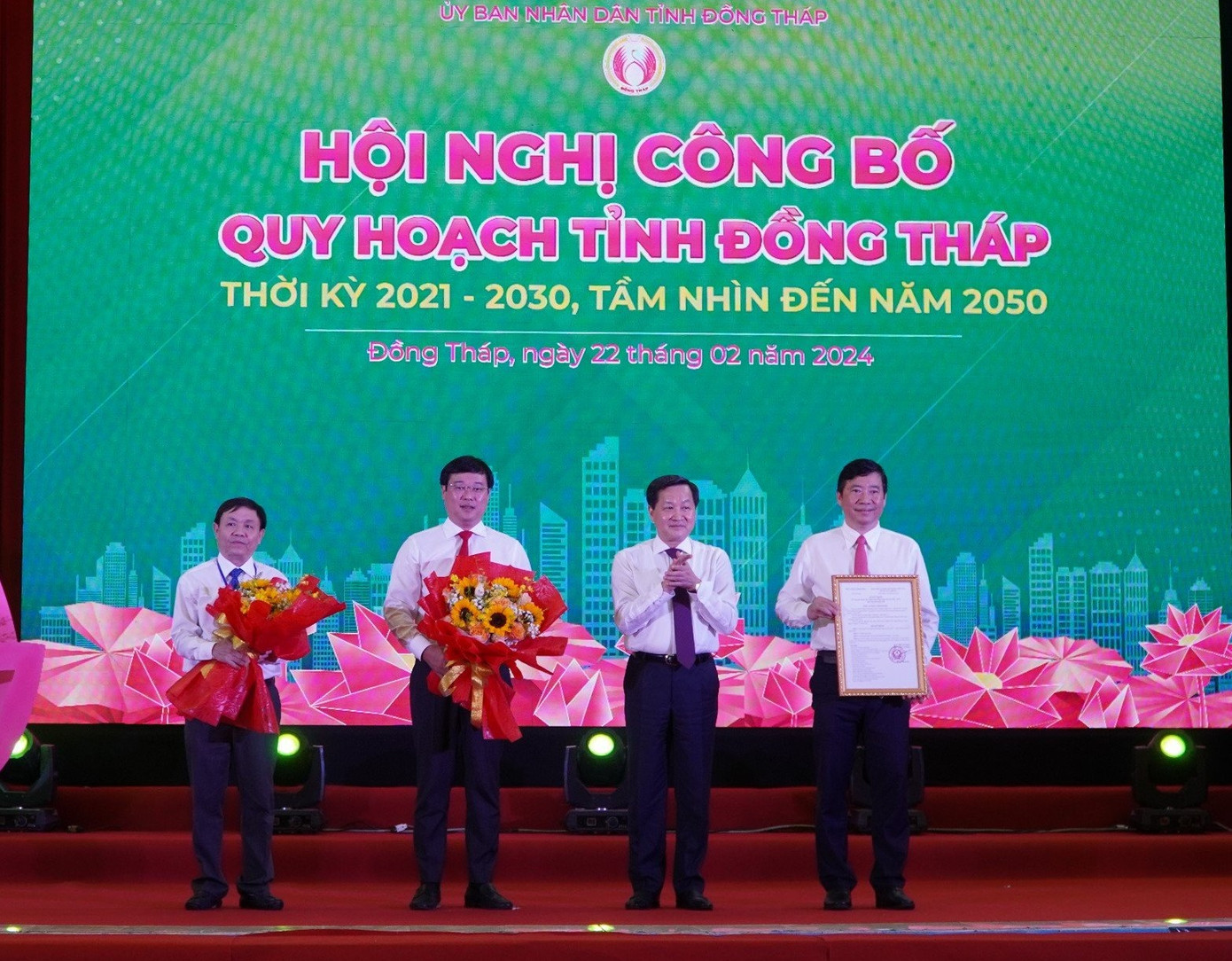 Phó Thủ tướng Lê Minh Khái trao quyết định quy hoạch và tặng hoa lãnh đạo tỉnh Đồng Tháp. Phó Thủ tướng Lê Minh Khái trao quyết định quy hoạch và tặng hoa lãnh đạo tỉnh Đồng Tháp.