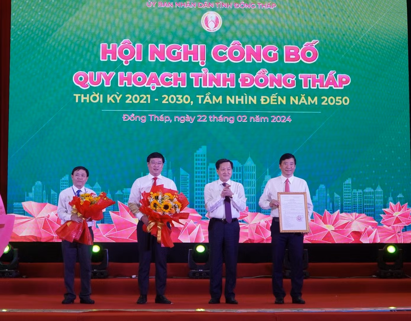 Phó Thủ tướng Lê Minh Khái trao quyết định quy hoạch và tặng hoa lãnh đạo tỉnh Đồng Tháp.