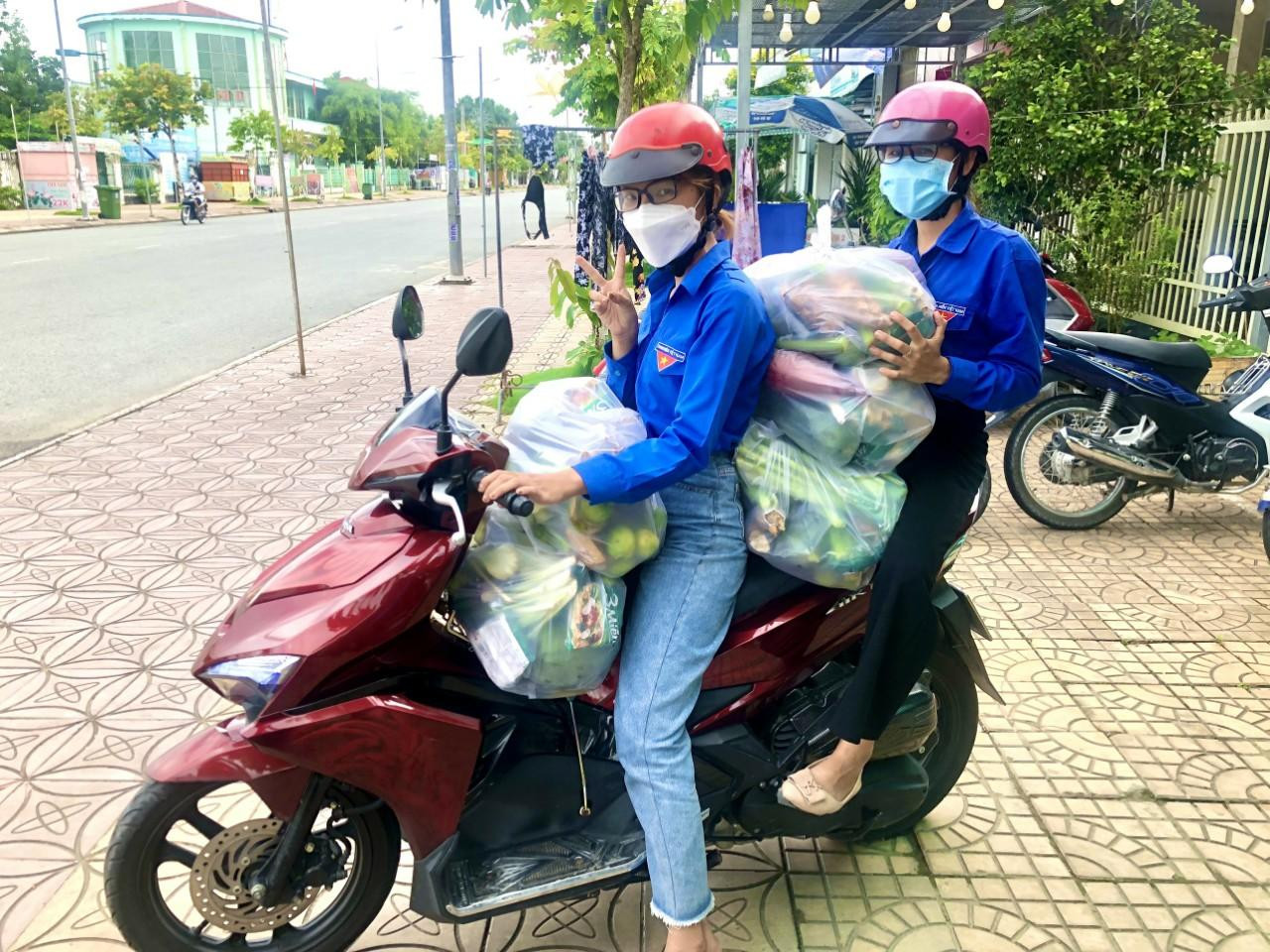 Bé Thơ (ngồi sau) cùng đồng đội đi trao tặng quà cho người nghèo Bé Thơ (ngồi sau) cùng đồng đội đi trao tặng quà cho người nghèo