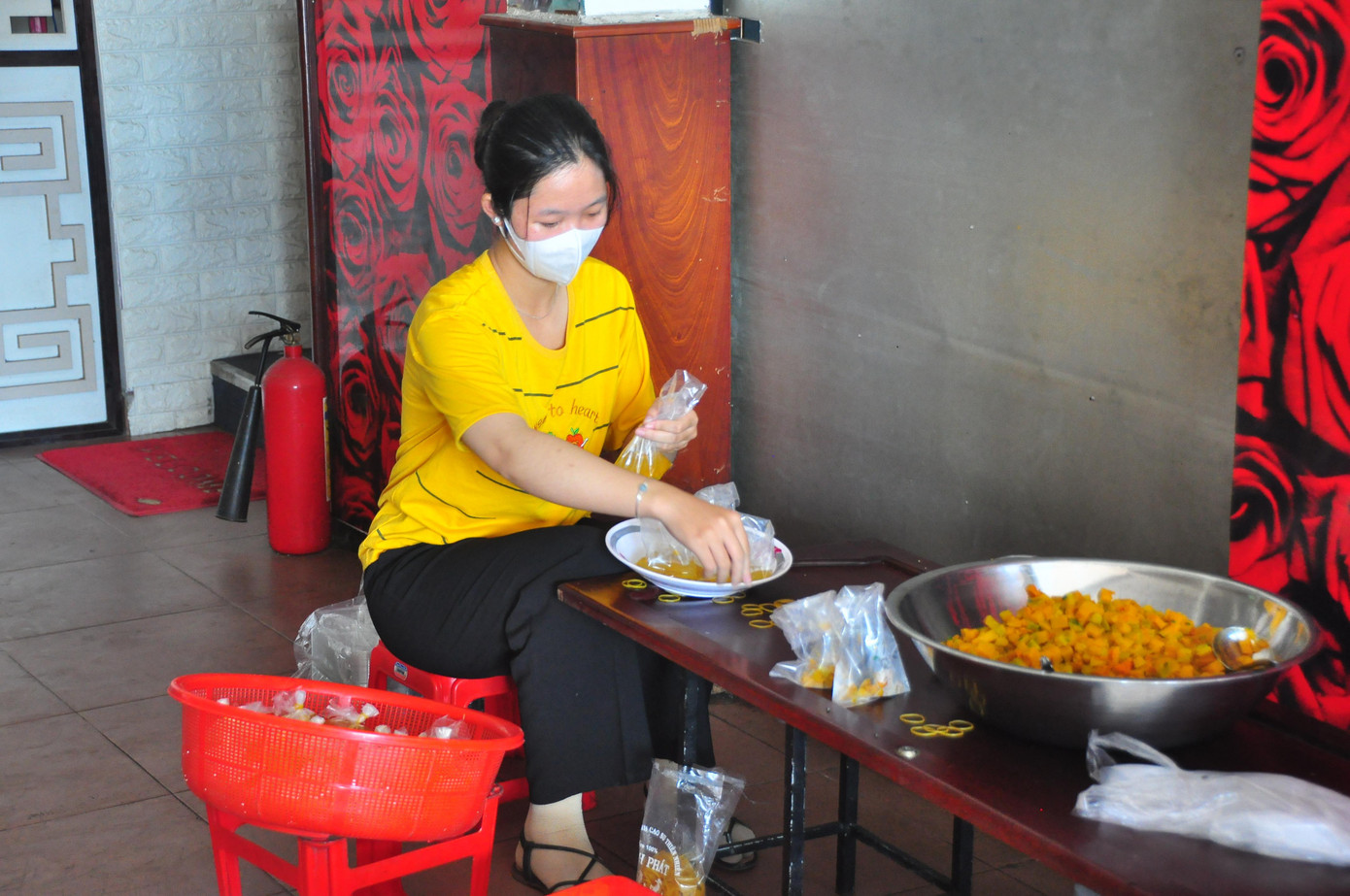 Hàng ngày, từ 4 giờ sáng, khu bếp của khách sạn trở nên rộn ràng. Người đi chợ mua nguyên liệu, người chuẩn bị bếp, cùng nhóm sinh viên hỗ trợ phụ lặt rau và phân chia món ăn, đóng hộp... đến tầm hơn 9 giờ mọi thứ hoàn thành để chuẩn bị chở đến các chốt phục vụ lực lượng chống dịch. Hàng ngày, từ 4 giờ sáng, khu bếp của khách sạn trở nên rộn ràng. Người đi chợ mua nguyên liệu, người chuẩn bị bếp, cùng nhóm sinh viên hỗ trợ phụ lặt rau và phân chia món ăn, đóng hộp... đến tầm hơn 9 giờ mọi thứ hoàn thành để chuẩn bị chở đến các chốt phục vụ lực lượng chống dịch.