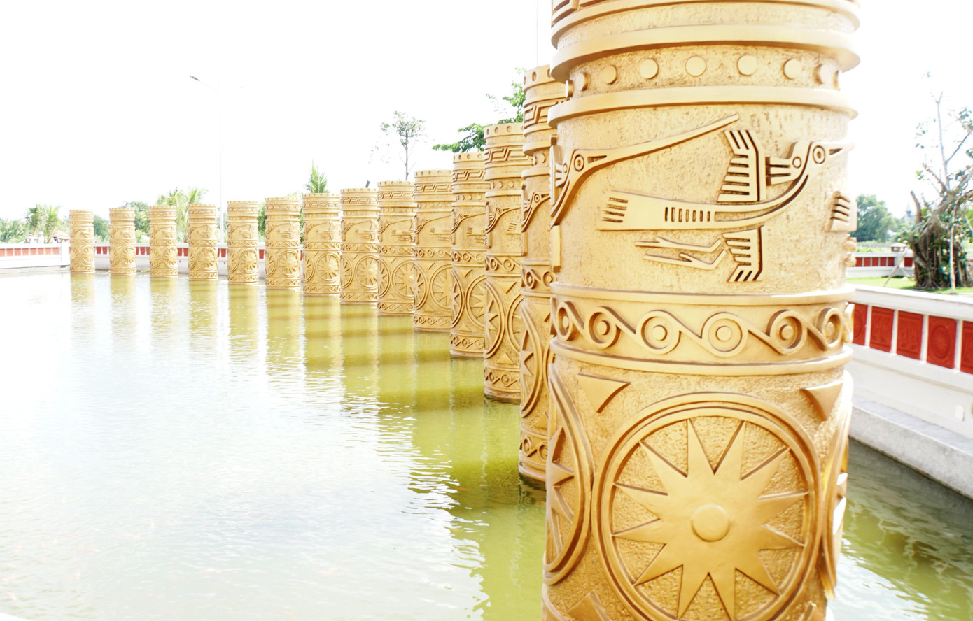 Bao quanh đền thờ chính là 54 khối cột hình trụ cao 4,5 mét, đường kính một mét; kết thành vòng tròn trong hồ điều hòa, các trụ cột tượng trưng cho cộng đồng 54 dân tộc Việt Nam. - Ảnh: Hòa Hội