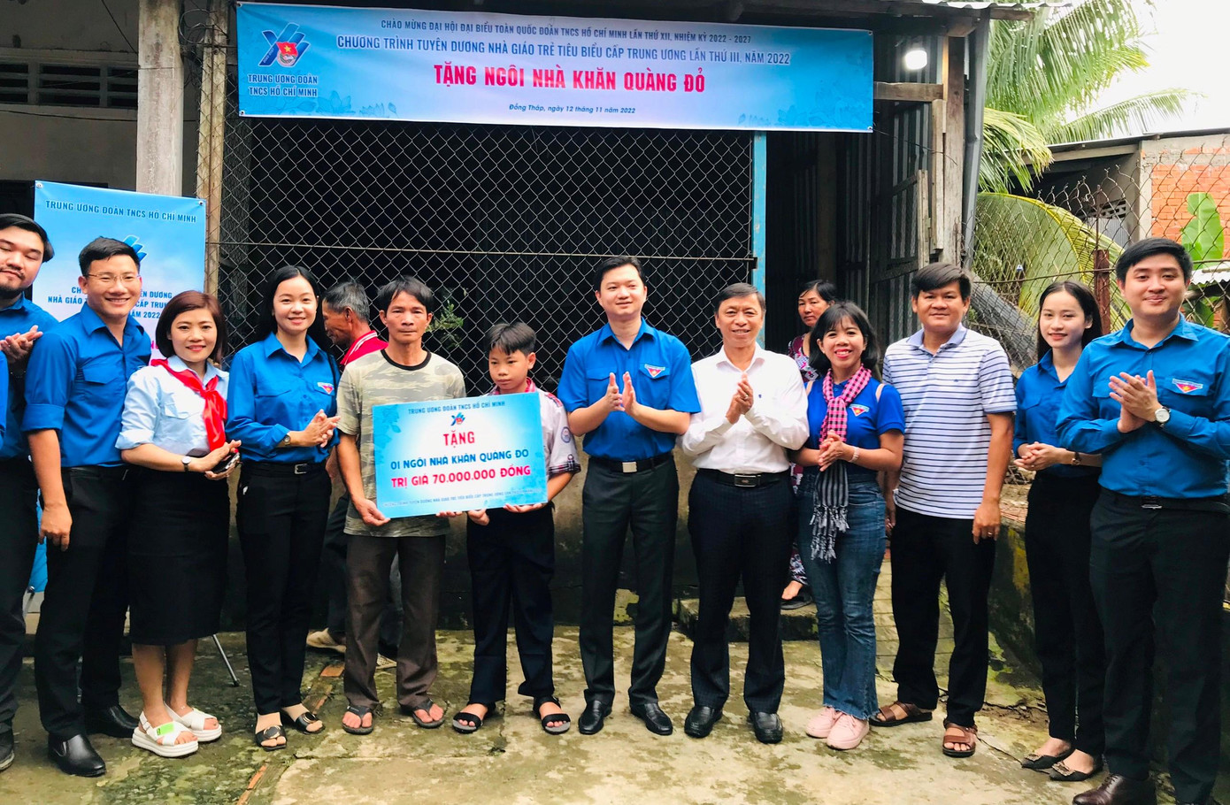 Trao tặng ngôi nhà Khăn Quàng Đỏ cho em Lê Văn Định, học sinh giỏi của trường THCS Tân Khánh Đông (TP. Sa Đéc)