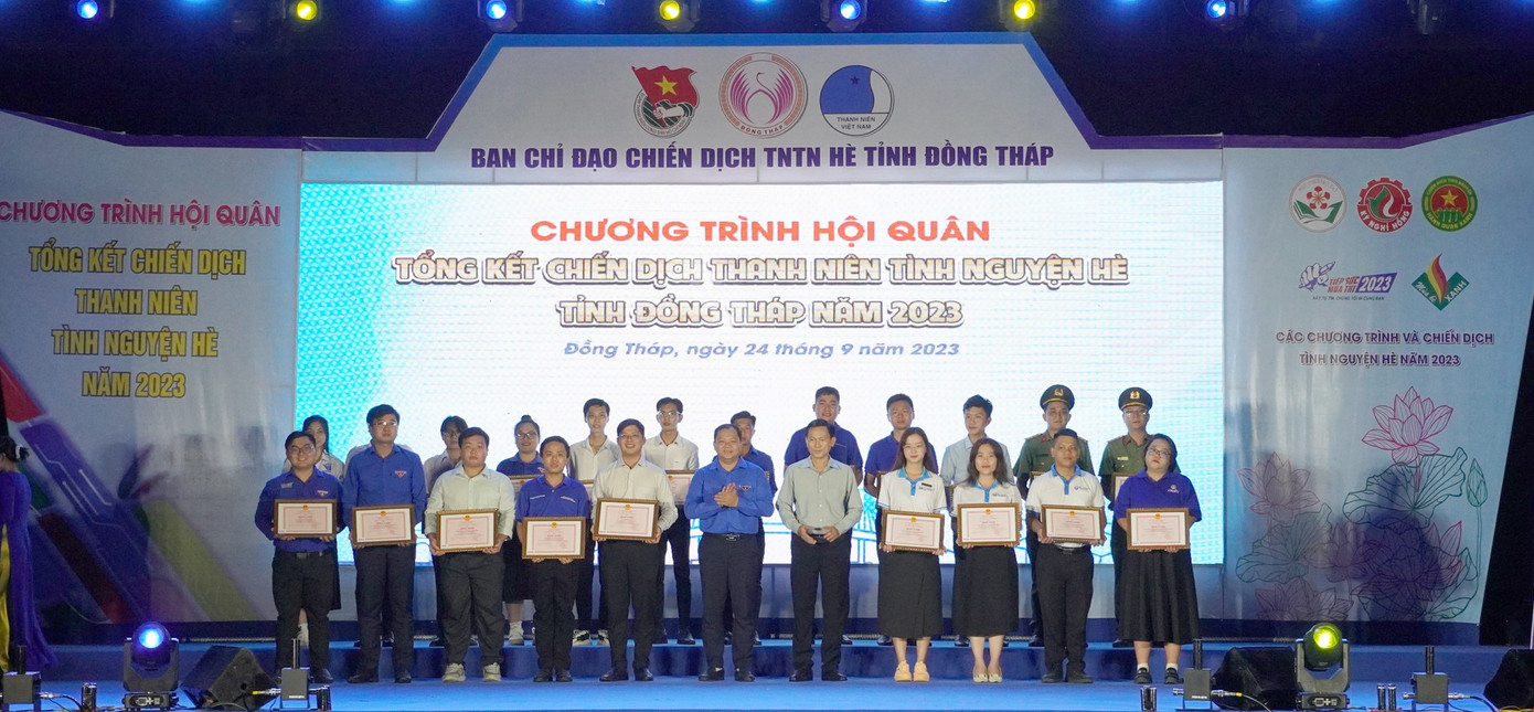Anh Huỳnh Minh Thức, Bí thư Tỉnh Đoàn Đồng Tháp tặng bằng khen cho các tập thể, cá nhân. Ảnh: TĐ ĐT Anh Huỳnh Minh Thức, Bí thư Tỉnh Đoàn Đồng Tháp tặng bằng khen cho các tập thể, cá nhân. Ảnh: TĐ ĐT
