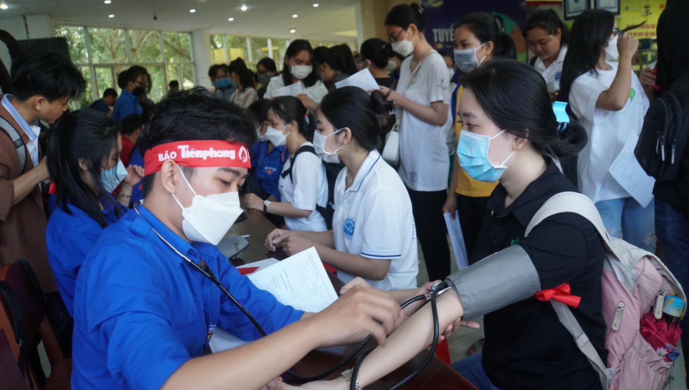 Đông đảo sinh viên, cán bộ tham gia chia sẻ giọt máu của mình cho cộng đồng, xã hội.