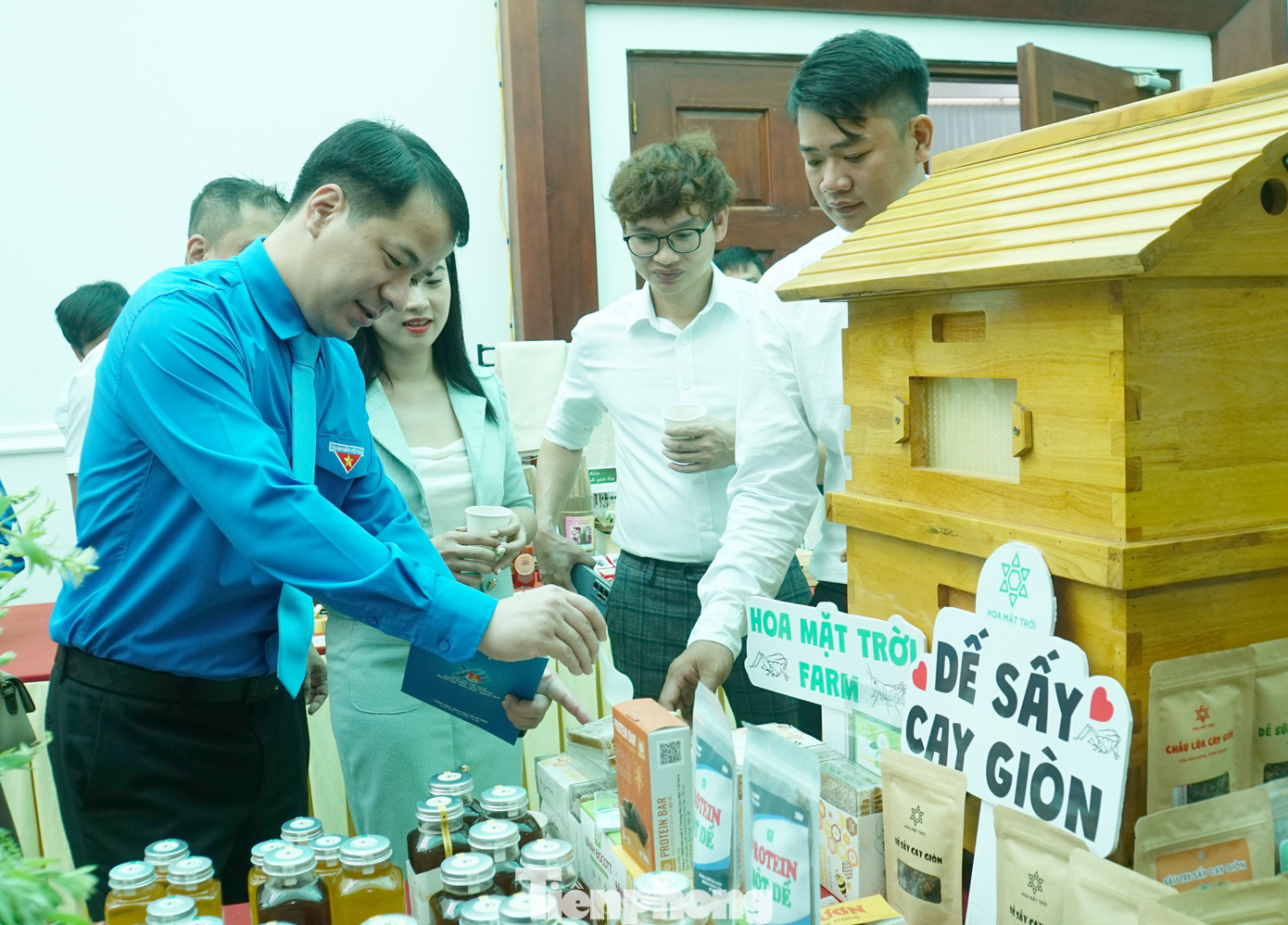 Anh Ngô Văn Cương - Bí thư Trung ương Đoàn tham quan sản phẩm khởi nghiệp của thanh niên. Ảnh: Hòa Hội