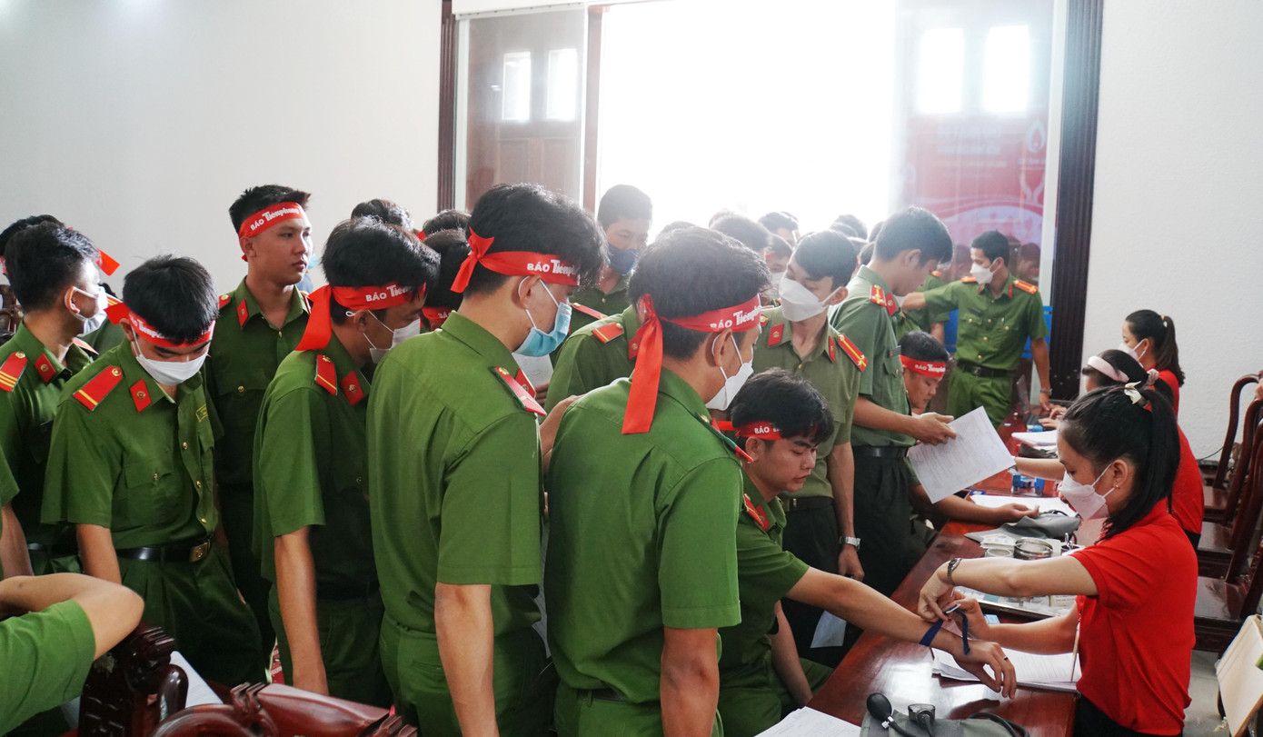 Đông đảo cán bộ, chiến sỹ công an thành phố Cần Thơ tham gia hiến máu tại Chủ nhật Đỏ. Ảnh: Hòa Hội