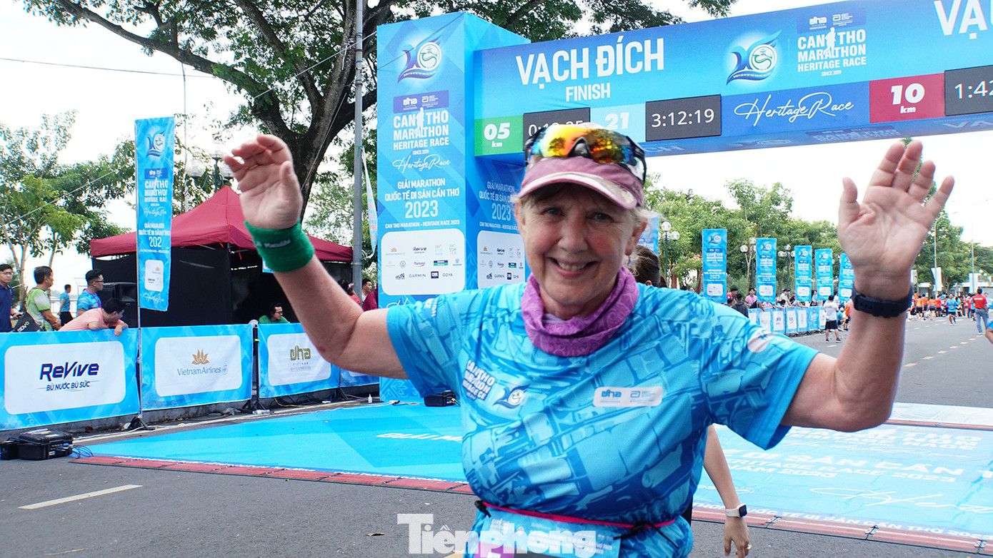 Khách nước ngoài hào hứng tham gia giải chạy marathon. Ảnh: Hòa Hội
