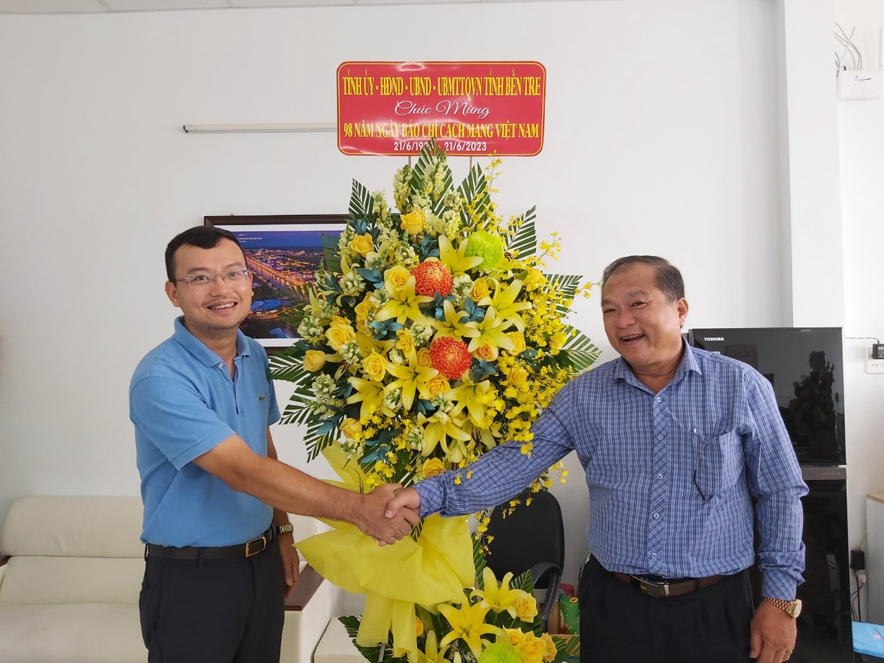 Nhà báo Nguyễn Ngọc Tiến và ông Trịnh Văn Thịnh – Phó Giám đốc Sở TT&amp;TT Bến Tre.