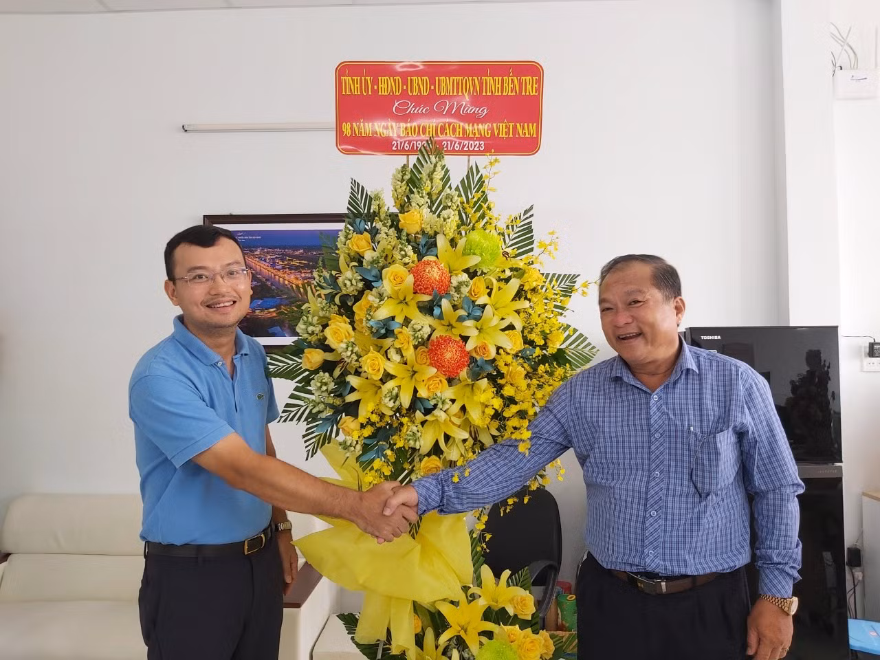 Nhà báo Nguyễn Ngọc Tiến và ông Trịnh Văn Thịnh – Phó Giám đốc Sở TT&amp;TT Bến Tre.
