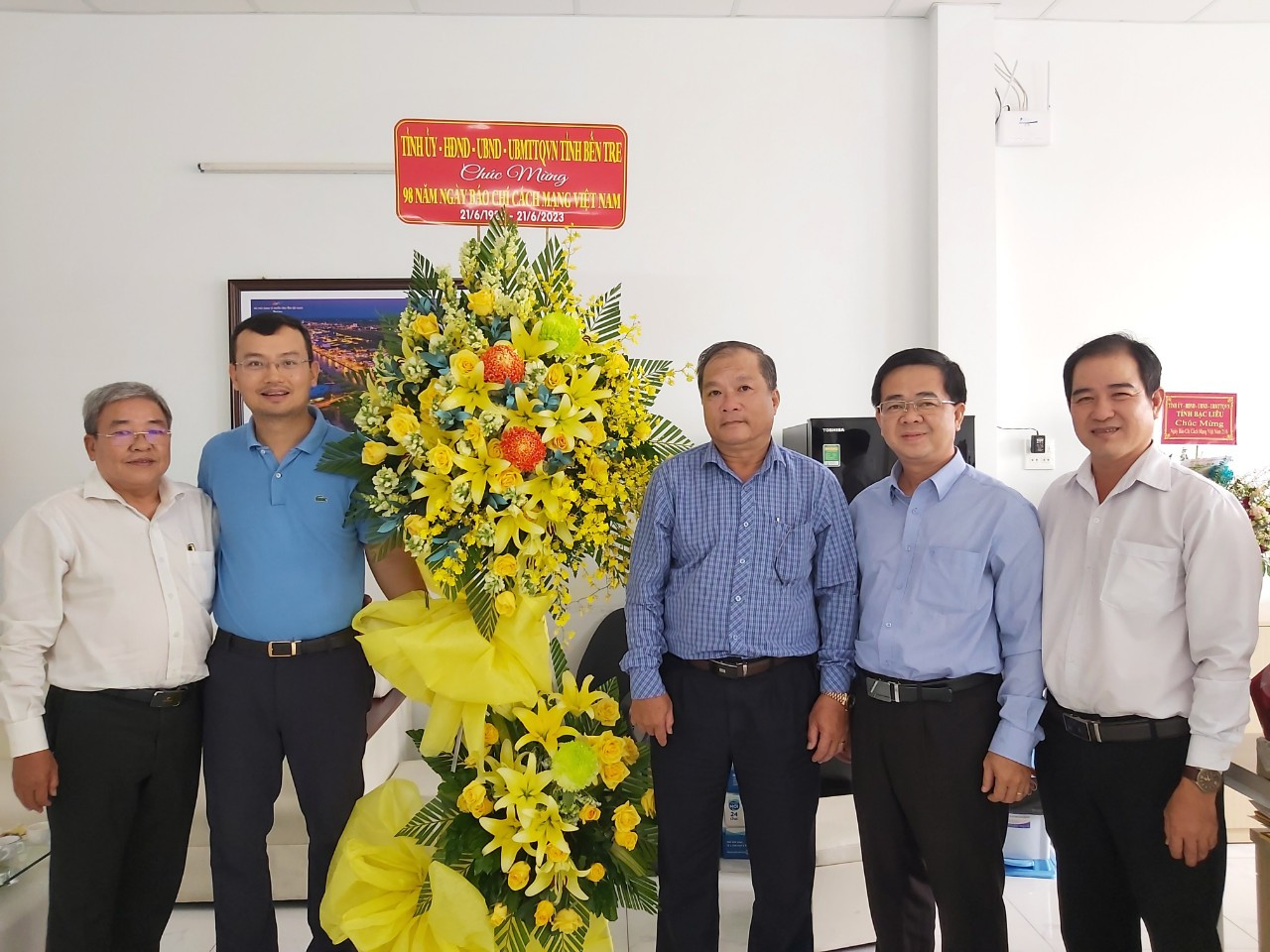 Đoàn công tác tỉnh Bến Tre đến thăm, chúc mừng Văn phòng đại diện báo Tiền Phong tại ĐBSCL. Ảnh: An Bình.