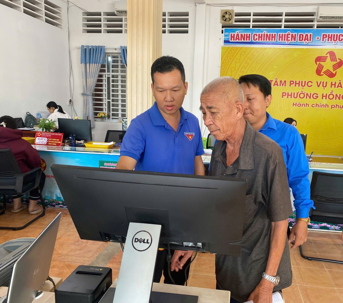 Đoàn viên thanh niên phường Hồng Ngự, tỉnh Đồng Tháp hỗ trợ người dân làm thủ tục hành chính trên cổng dịch vụ công trực tuyến.
