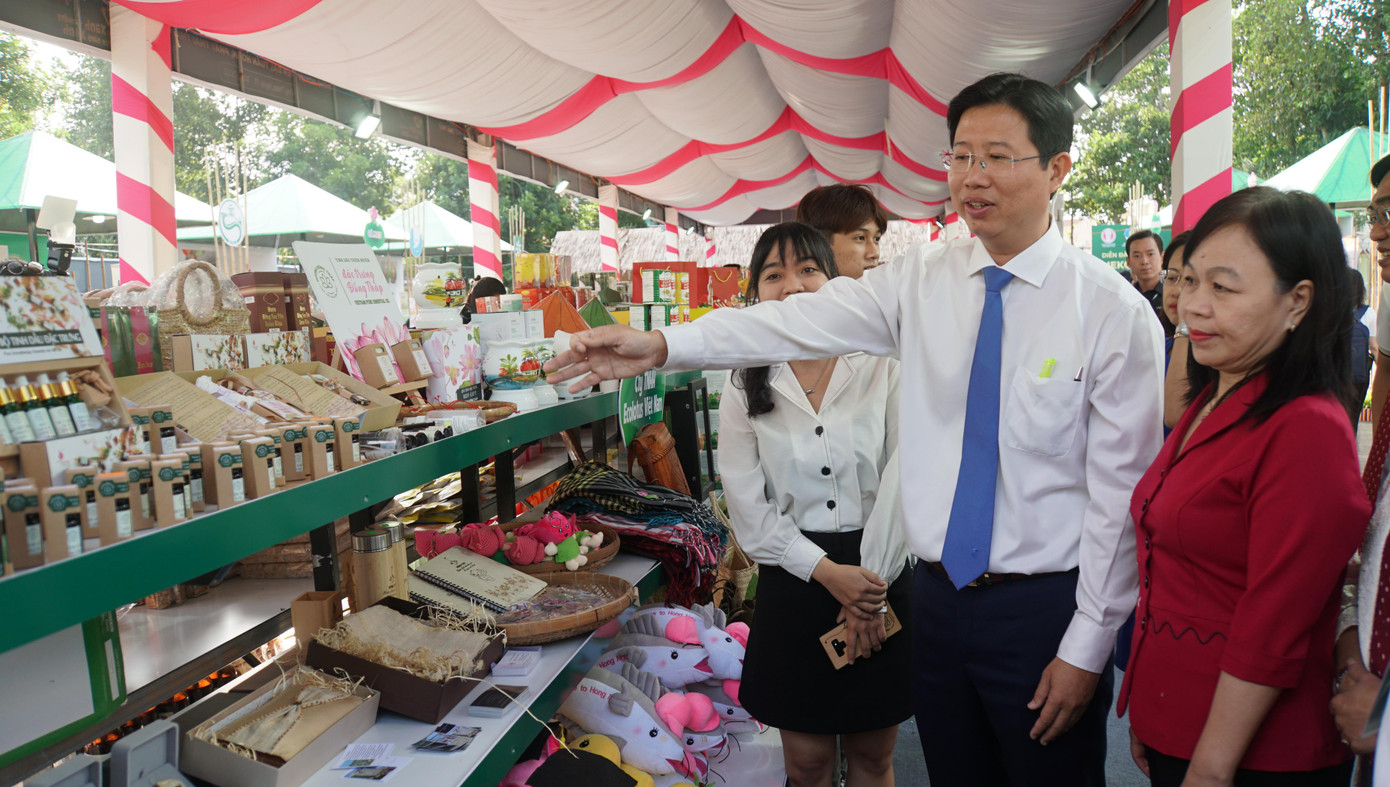 Ông Huỳnh Minh Tuấn cùng lãnh đạo các Bộ ngành, địa phương tham quan triển lãm. Ông Huỳnh Minh Tuấn cùng lãnh đạo các Bộ ngành, địa phương tham quan triển lãm.