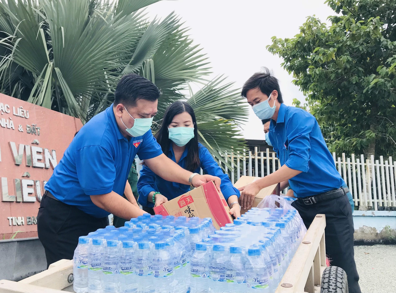 Chị Nguyễn Thị Dẹn, Trưởng ban Tuyên giáo Tỉnh đoàn Bạc Liêu cho biết, nhằm chia sẻ khó khăn cho bà con bị ảnh hưởng của dịch COVID -19, Tỉnh đoàn đã tổ chức nhiều &apos;Chuyến xe nghĩa tình&apos; để hỗ trợ cho các gia đình có hoàn cảnh khó khăn; những người lao động nghèo; thanh niên công nhân,… Đồng thời, phục vụ bếp ăn tại khu cách ly tập trung và chốt kiểm soát trên địa bàn tỉnh. Theo chị Dẹn, đây còn là hoạt động nhằm cổ vũ, tiếp thêm động lực và tinh thần cho các lực lượng tuyến đầu tham gia phòng, chống dịch, góp phần đầy lùi đại dịch. - Ảnh: TĐ BL