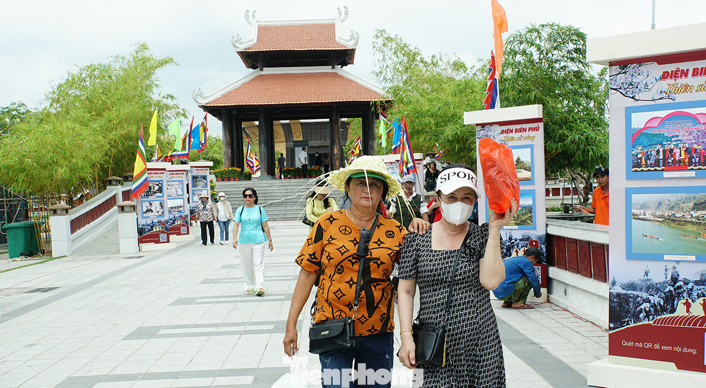 Người dân từ khắp nơi không ngại nắng nóng đến viếng Vua Hùng tại quận Bình Thủy. Ảnh: Hòa Hội