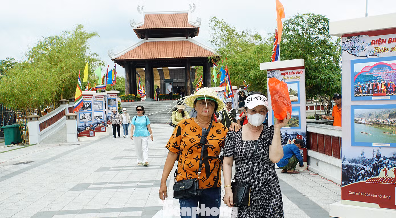 Người dân từ khắp nơi không ngại nắng nóng đến viếng Vua Hùng tại quận Bình Thủy. Ảnh: Hòa Hội