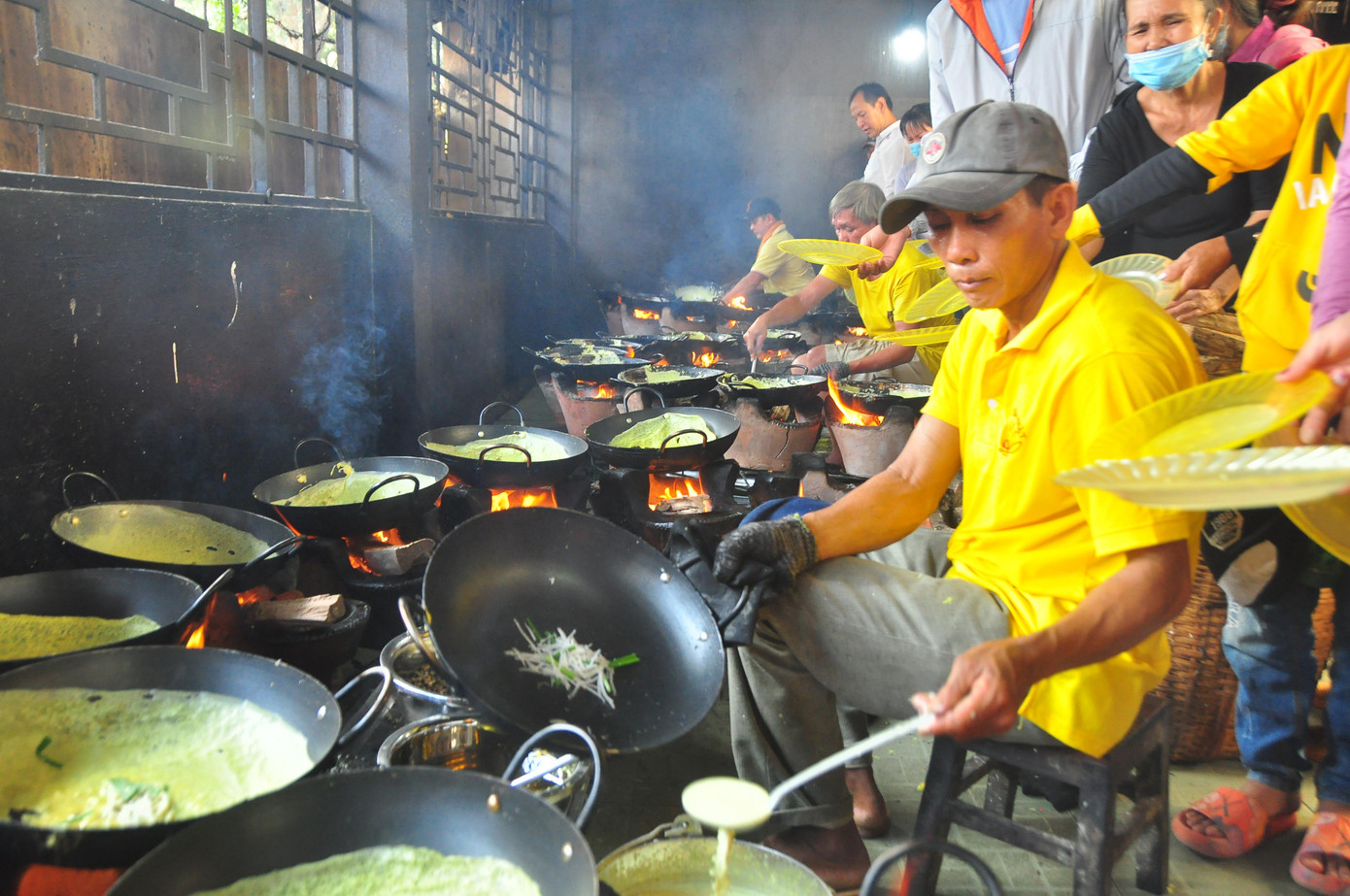 Tại thiền viện này, bếp gần như không ngớt đỏ lửa. Để đáp ứng nhu cầu của khách thập phương, 10 người thợ thay phiên nhau đổ bánh xèo từ sáng đến chiều tối.