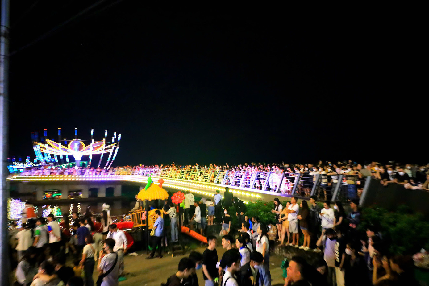 Đông đảo người dân xem biểu diễn nhạc nước. Đông đảo người dân xem biểu diễn nhạc nước.