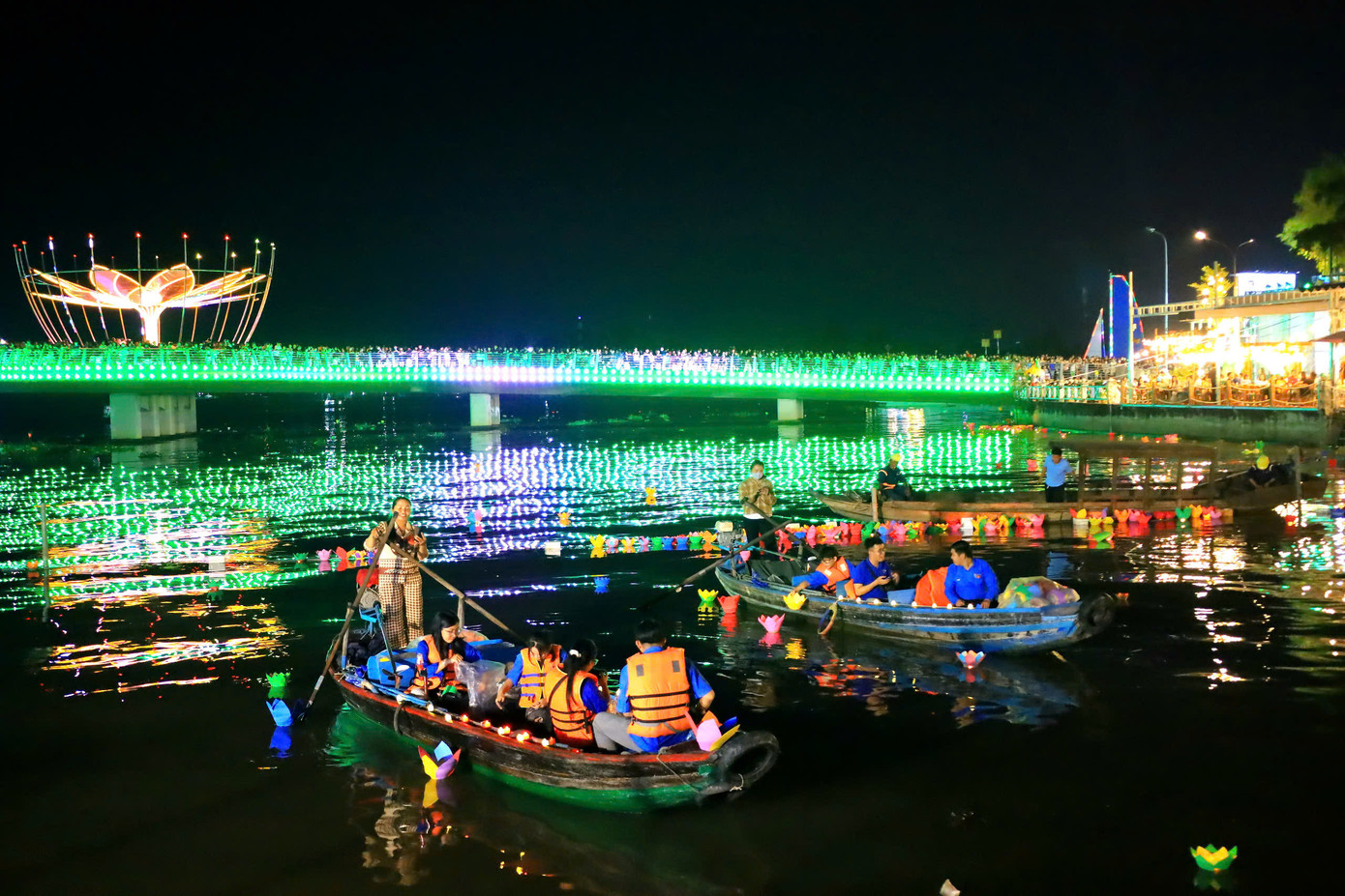 Thả hoa đăng. Thả hoa đăng.