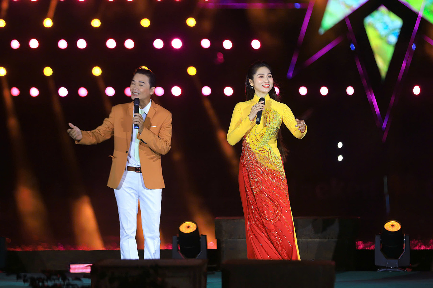 Văn nghệ phục vụ người dân. Văn nghệ phục vụ người dân.