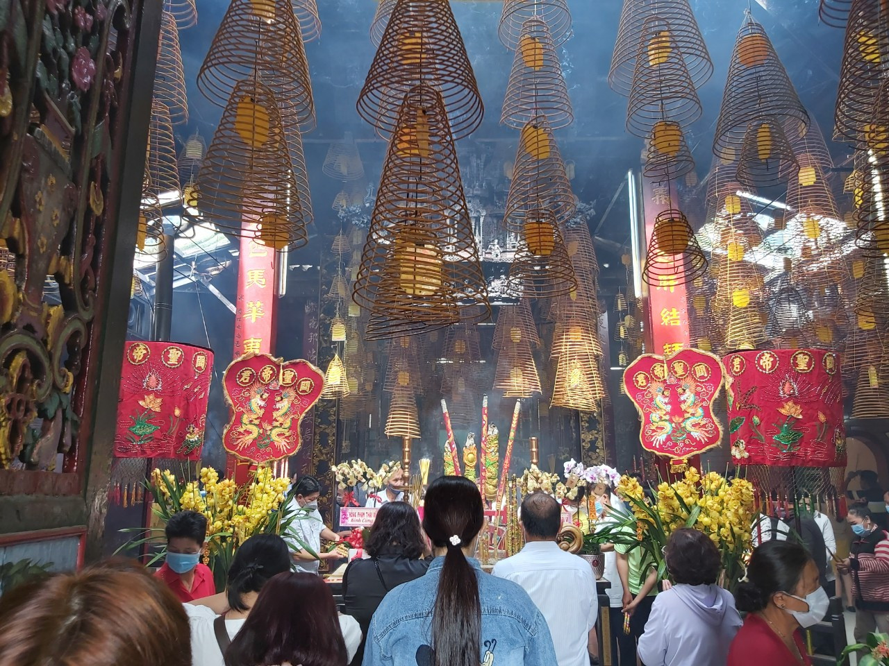 Người dân cầu bình an đầu năm mới tại chùa Ông ở bến Ninh Kiều. Ảnh: Hòa Bình