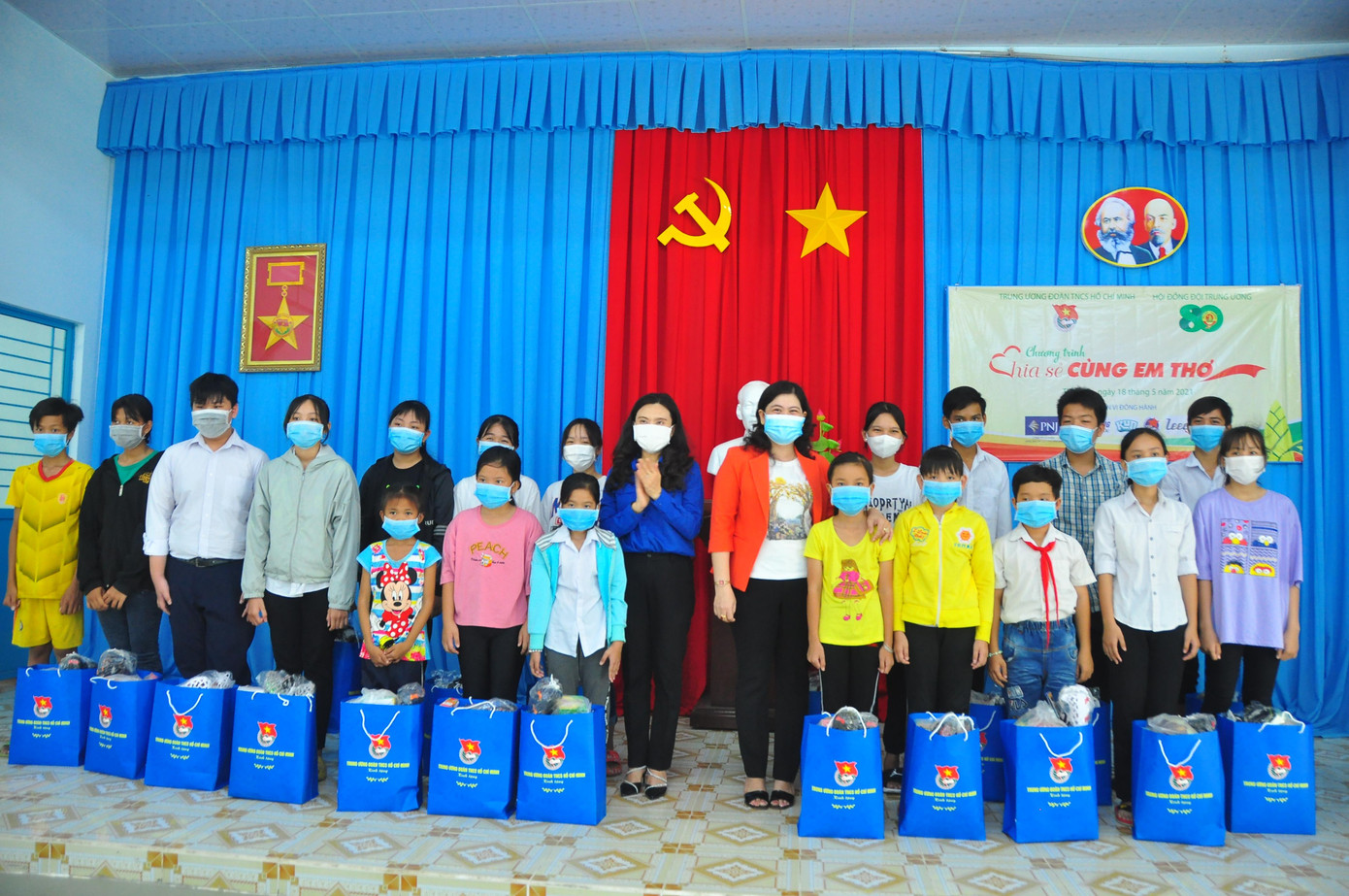 Đơn vị tài trợ trao quà cho các em