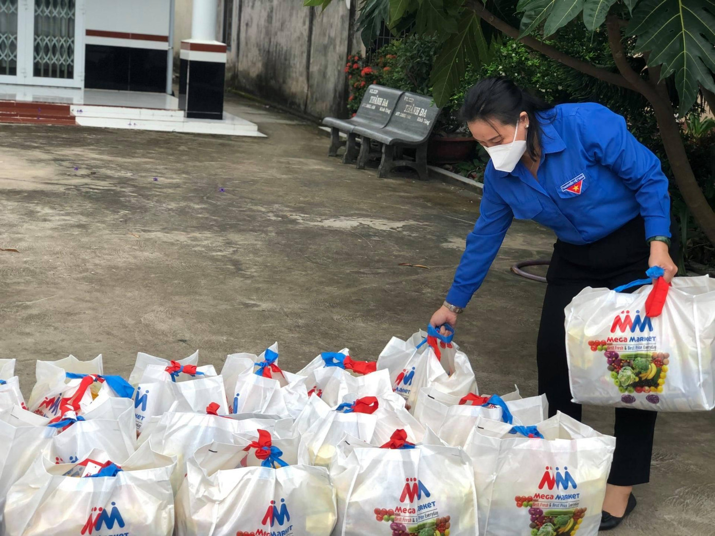 Chị Võ Kim Chuyền mang 'Túi quà an sinh' trao tặng cho người dân trong khu phong tỏa