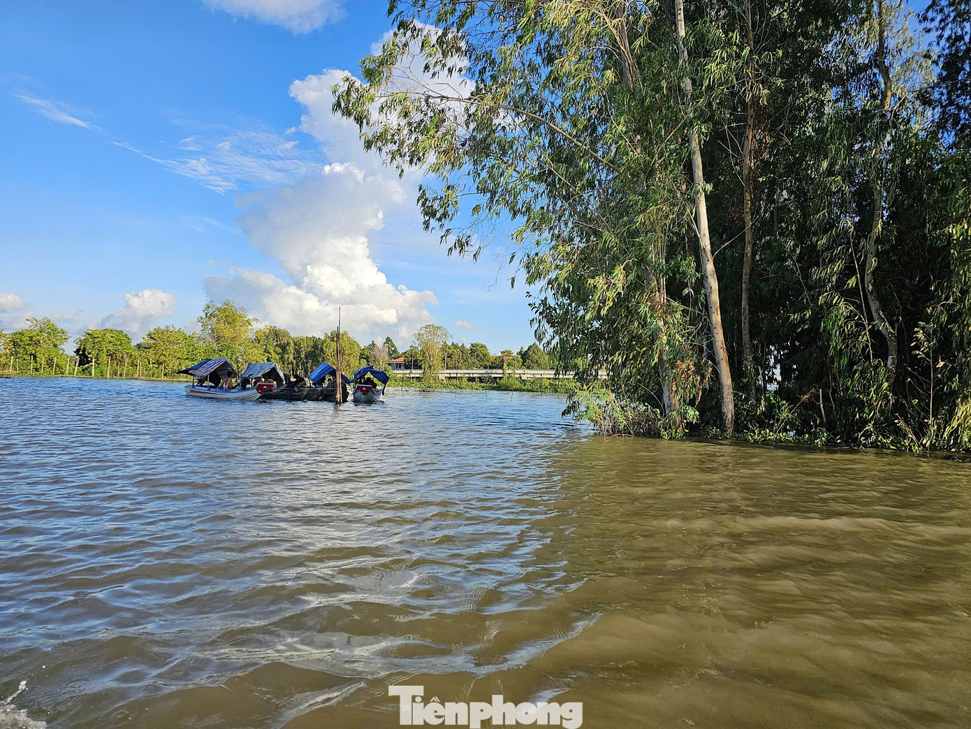 Người dân nghỉ ngơi sau ngày giăng lưới trên đồng.