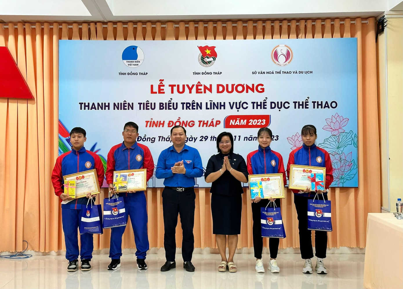 Giám đốc Sở VH-TT&amp;DL Đồng Tháp Huỳnh Thị Hoài Thu và Bí thư Tỉnh đoàn Đồng Tháp Huỳnh Minh Thức khen thưởng các vận động viên xuất sắc của tỉnh. Ảnh: TĐ ĐT.