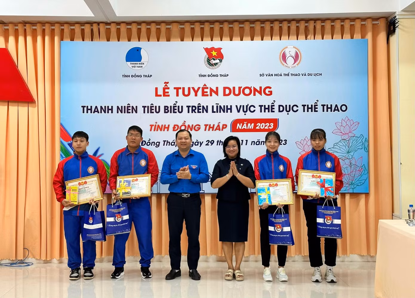 Giám đốc Sở VH-TT&DL Đồng Tháp Huỳnh Thị Hoài Thu và Bí thư Tỉnh đoàn Đồng Tháp Huỳnh Minh Thức khen thưởng các vận động viên xuất sắc của tỉnh. Ảnh: TĐ ĐT. Giám đốc Sở VH-TT&DL Đồng Tháp Huỳnh Thị Hoài Thu và Bí thư Tỉnh đoàn Đồng Tháp Huỳnh Minh Thức khen thưởng các vận động viên xuất sắc của tỉnh. Ảnh: TĐ ĐT.