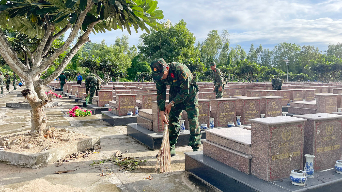 Chiến sĩ vệ sinh tại Nghĩa trang Dốc Bà Đắc.