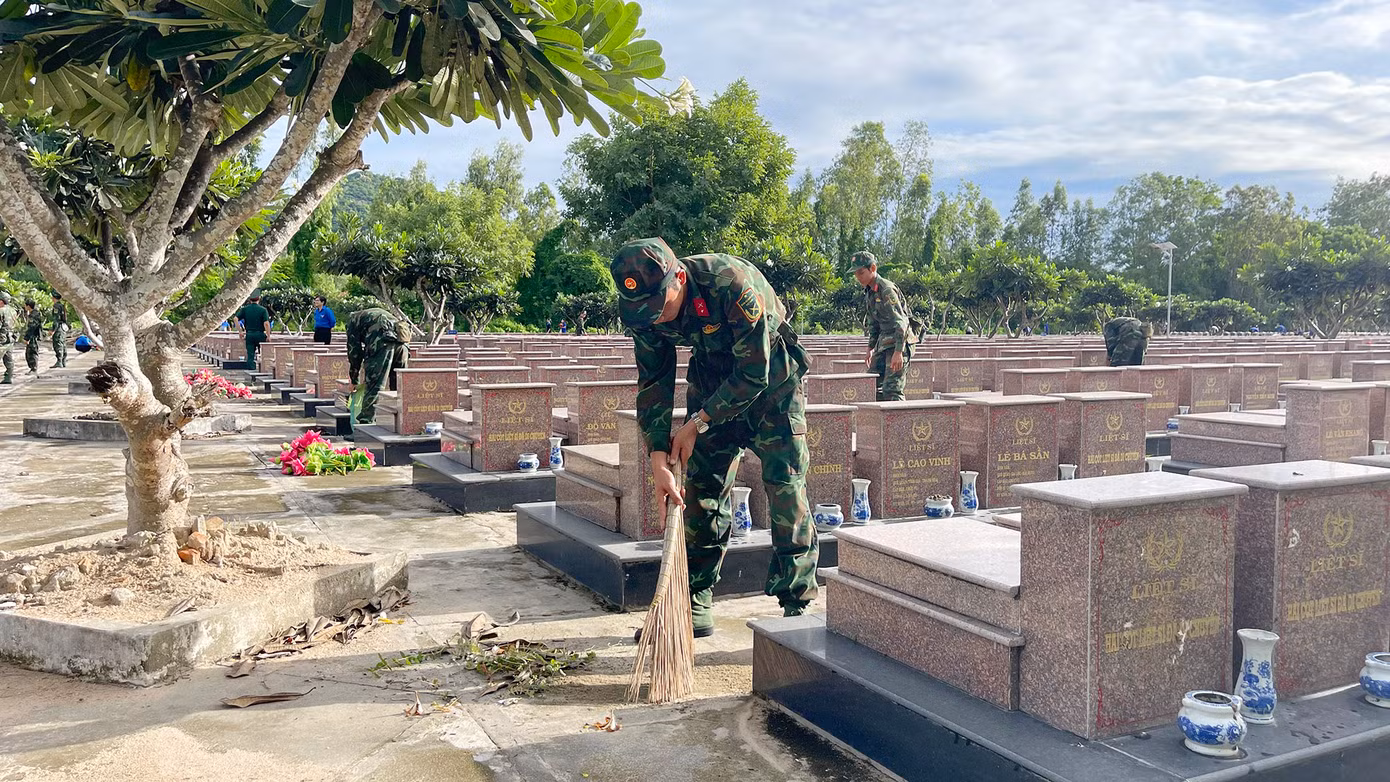 Chiến sĩ vệ sinh tại Nghĩa trang Dốc Bà Đắc.