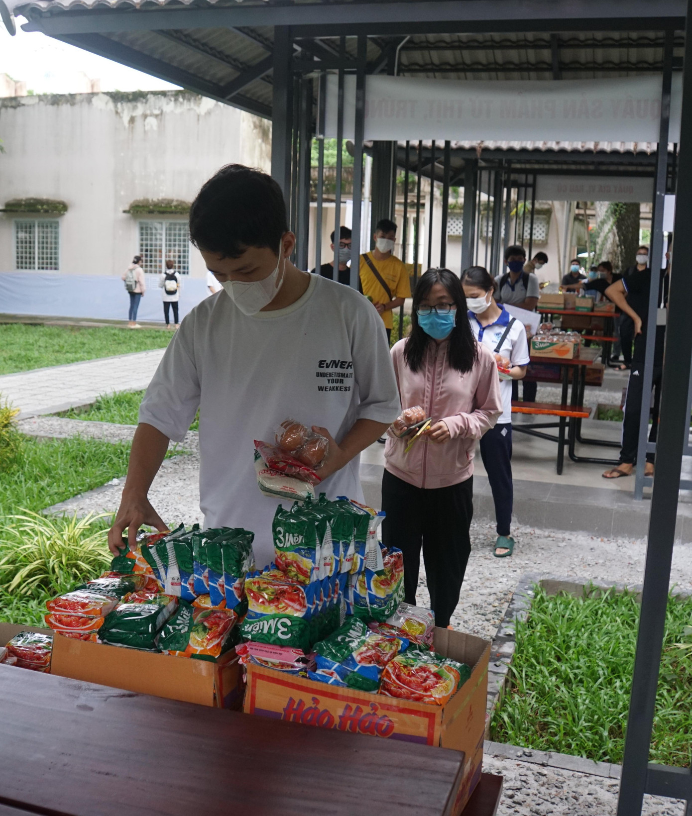 Sinh viên xếp hàng chọn món tại chợ CTU Sinh viên xếp hàng chọn món tại chợ CTU