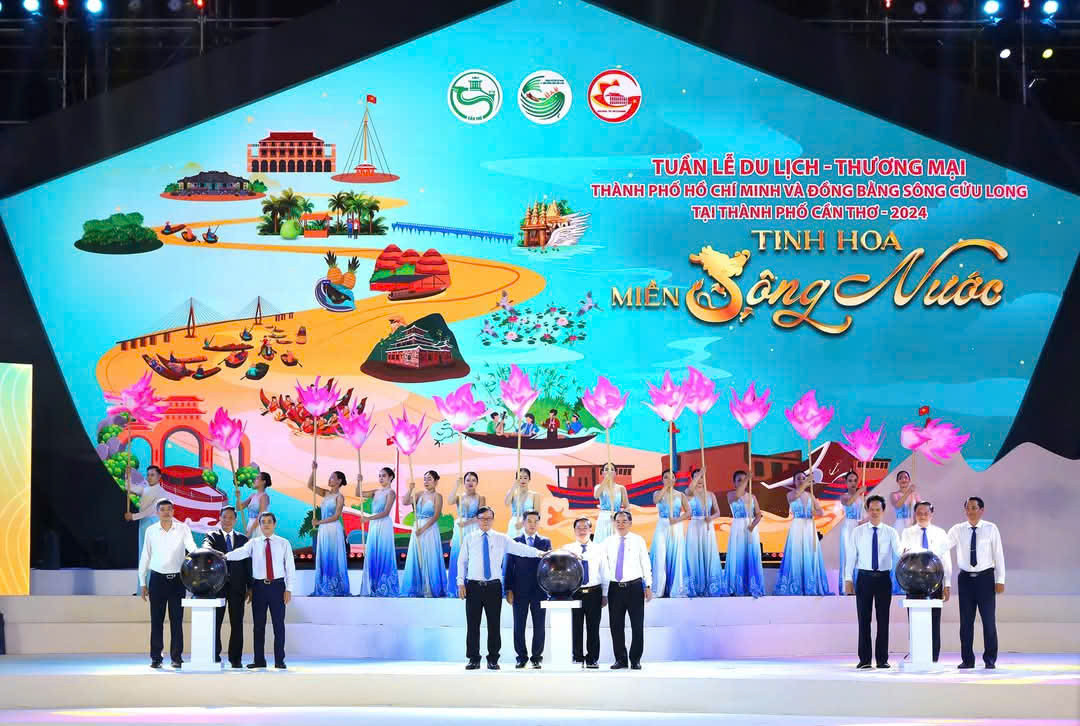 Lãnh đạo UBND TPHCM và các địa phương ĐBSCL phát lệnh khai mạc. Ảnh: Minh Trung