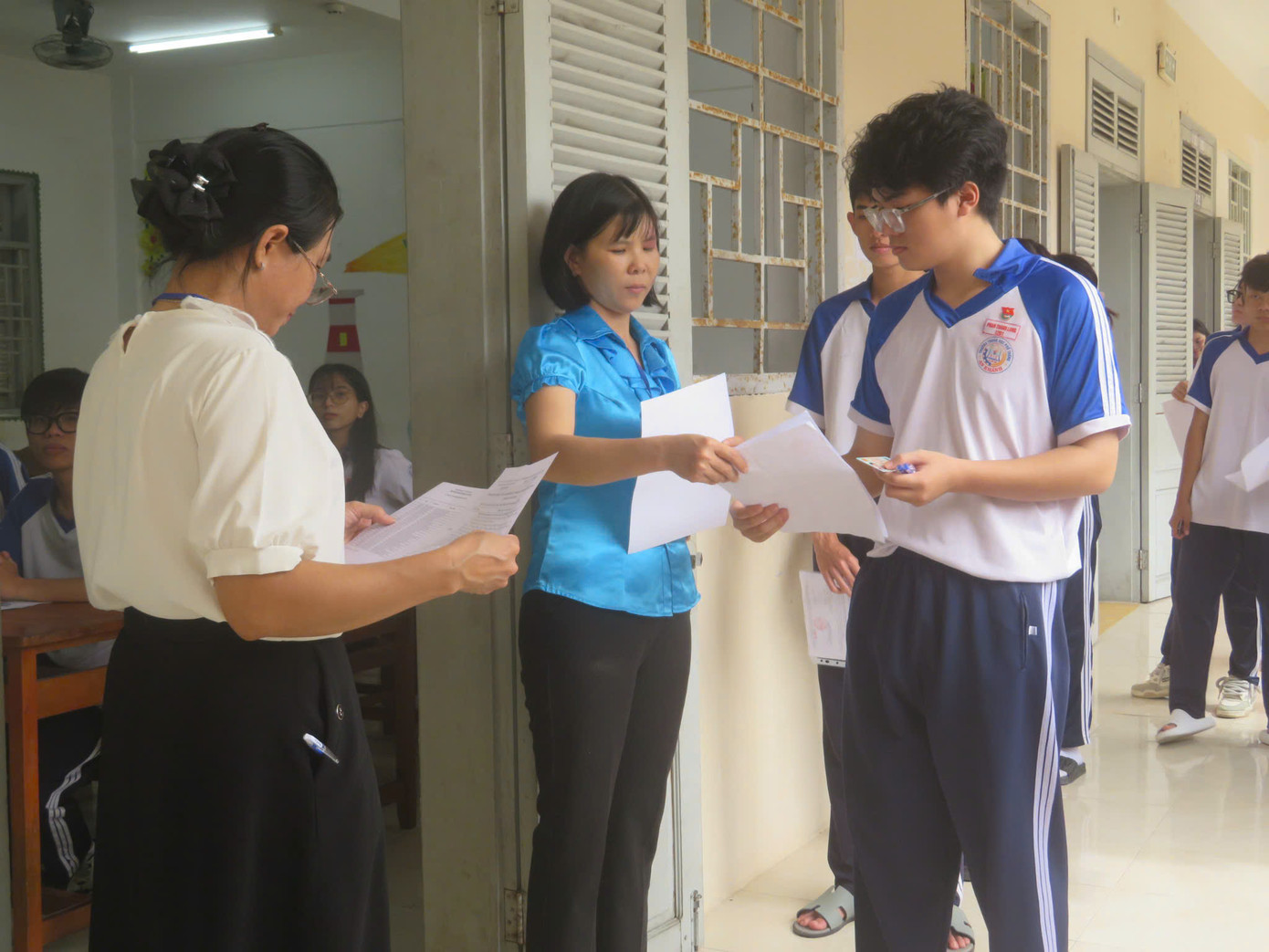 Thí sinh làm thủ tục vào phòng thi tại Cần Thơ. Thí sinh làm thủ tục vào phòng thi tại Cần Thơ.