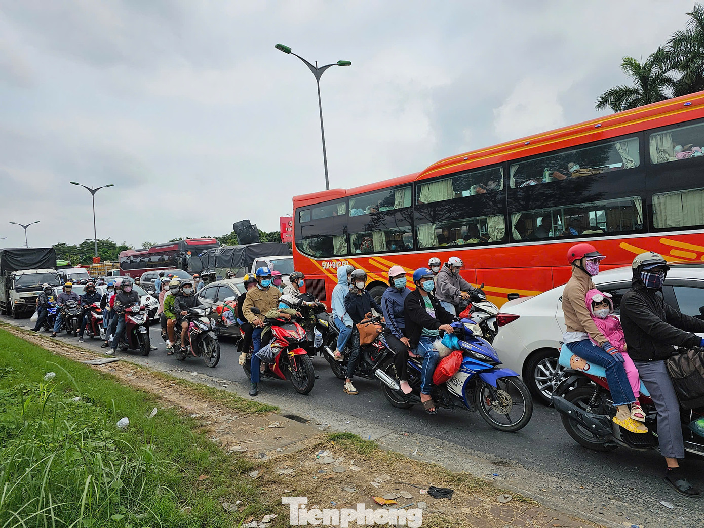 Người dân chờ dừng đèn đỏ tại nút giao IC4, phường Ba Láng, quận Cái Răng, TP. Cần Thơ.