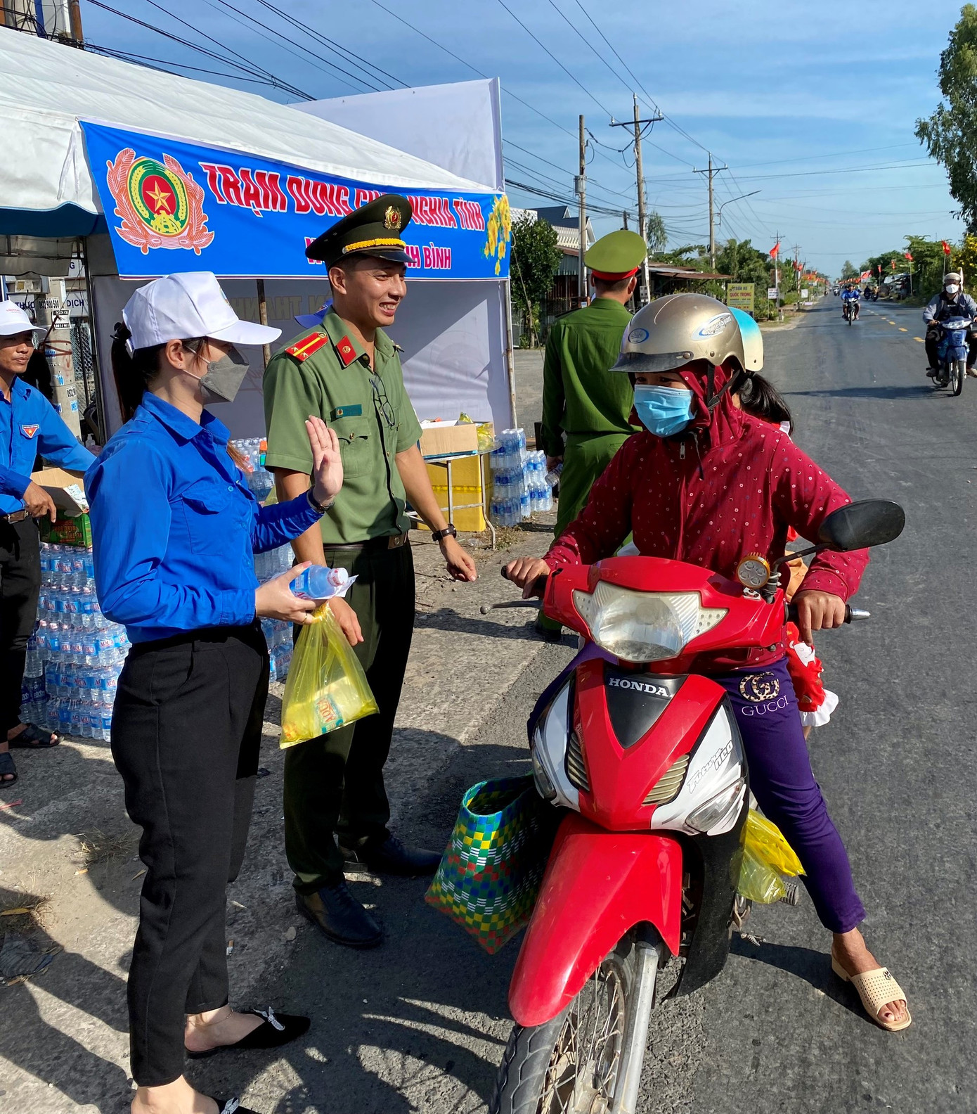 Chị Nguyễn Thị Diễm Trinh, Bí thư Huyện đoàn Thanh Bình (Đồng Tháp) cho biết, nhằm chia sẻ, tiếp sức cho người dân từ Bình Dương, Đồng Nai, TPHCM... về quê đón Tết nên đã vận động các đơn vị, mạnh thường quân hỗ trợ nước suối, cơm, khăn lạnh... cùng với lực lượng đoàn viên thanh niên trực tiếp tham gia. Các bạn chia 3 ca để hỗ trợ, phát nước miễn phí cho người dân suốt ngày đêm. “Đây là hoạt động của tuổi trẻ huyện nhà nhằm chia sẻ khó khăn và tiếp sức giúp họ có thêm tết ấm áp và sum vầy cùng gia đình”, chị Trinh chia sẻ. Chị Nguyễn Thị Diễm Trinh, Bí thư Huyện đoàn Thanh Bình (Đồng Tháp) cho biết, nhằm chia sẻ, tiếp sức cho người dân từ Bình Dương, Đồng Nai, TPHCM... về quê đón Tết nên đã vận động các đơn vị, mạnh thường quân hỗ trợ nước suối, cơm, khăn lạnh... cùng với lực lượng đoàn viên thanh niên trực tiếp tham gia. Các bạn chia 3 ca để hỗ trợ, phát nước miễn phí cho người dân suốt ngày đêm. “Đây là hoạt động của tuổi trẻ huyện nhà nhằm chia sẻ khó khăn và tiếp sức giúp họ có thêm tết ấm áp và sum vầy cùng gia đình”, chị Trinh chia sẻ.