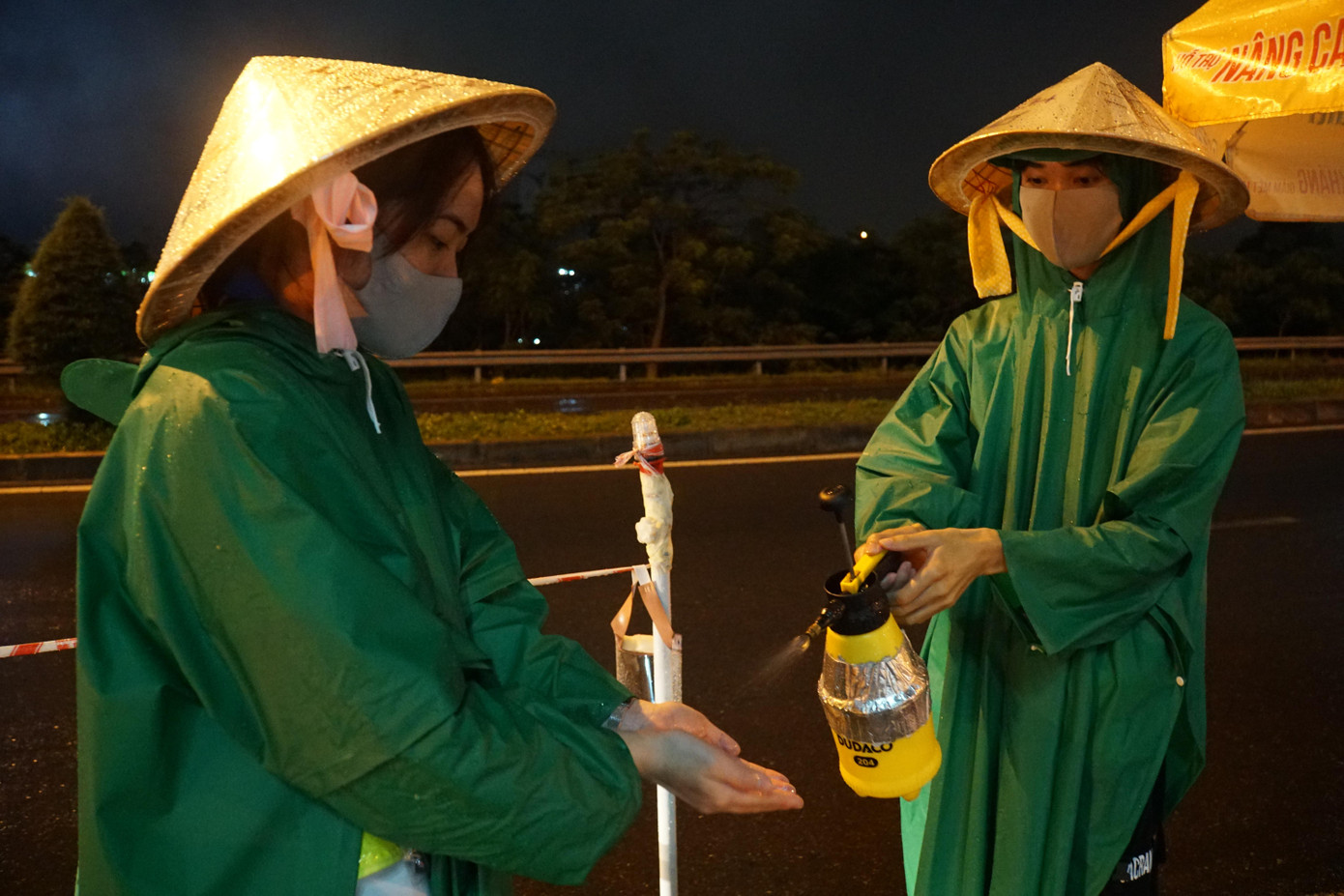 Tình nguyện viên kể, có những ngày nắng nóng gay gắt nhưng cũng có những ngày trời mưa rất to kèm theo gió mạnh đã gây khó khăn cho các bạn tình nguyện viên trong việc lấy thông tin từ tài xế hay đã có lần tài xế đã lao xuống xe cãi nhau với lực lượng chức năng mặc dù đi về từ vùng dịch. Trường hợp như thế này rất nguy hiểm cho sự an toàn và sức khoẻ của mọi người nhưng dù gặp khó khăn, mọi người cũng đã cùng nhau hợp tác và giải quyết ổn thoả trường hợp này. Vì vậy tình nguyện viên chúng em rất mong mọi người có thể hiểu được tình hình dịch bệnh căng thẳng hiện nay và hợp tác khai báo thông tin tại chốt kiểm dịch để bảo vệ Thành phố Cần Thơ vượt qua giai đoạn khó khăn này, cũng như bảo vệ sự an toàn cho mọi người ở Cần Thơ nói riêng và cả nước Việt Nam nói chung.- Ảnh: Hòa Hội