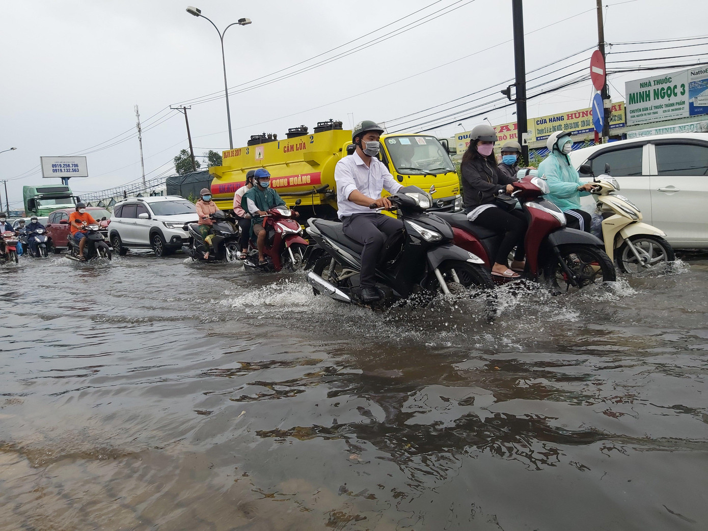 Ghi nhận của phóng viên Tiền Phong, cơn mưa to kéo dài hơn 1 giờ đồng hồ vào trưa nay (29/4), khiến nhiều tuyến đường ở trung tâm thành phố Cần Thơ chìm trong nước, gây khó khăn cho người dân và phương tiện đi lại, không ít xe chết máy phải dẫn bộ. - Ảnh: Hòa Hội
