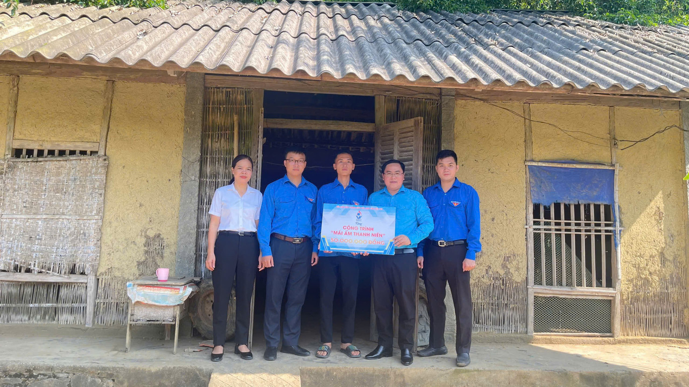 Anh Phan Thanh Trẻ - Chủ tịch Hội Liên hiệp Thanh niên Việt Nam tỉnh Bến Tre trao tặng công trình “Mái ấm Thanh niên” cho anh Nông Văn Chiến tại tỉnh Tuyên Quang. Anh Phan Thanh Trẻ - Chủ tịch Hội Liên hiệp Thanh niên Việt Nam tỉnh Bến Tre trao tặng công trình “Mái ấm Thanh niên” cho anh Nông Văn Chiến tại tỉnh Tuyên Quang.