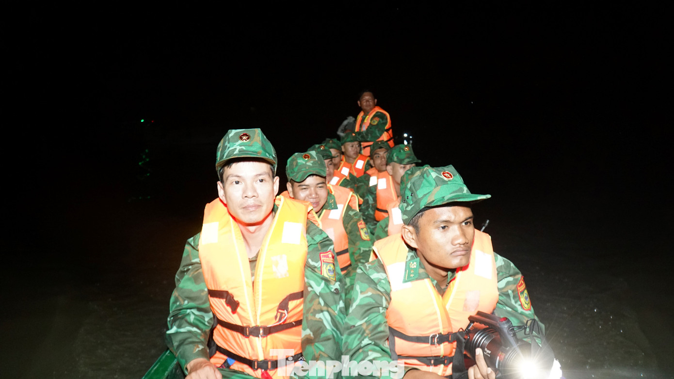 Các đối tượng lợi dụng việc đi lại qua các đường mòn, lối mở, kênh rạch, sông biên giới thuận tiện, ban đêm để buôn lậu, gian lận thương mại, mua bán, vận chuyển trái phép các mặt hàng chủ yếu: thuốc lá điếu, đường cát, hàng mỹ phẩm, vàng, ngoại tệ, hàng tạp hóa... từ Campuchia vào Việt Nam. Ảnh: Hòa Hội