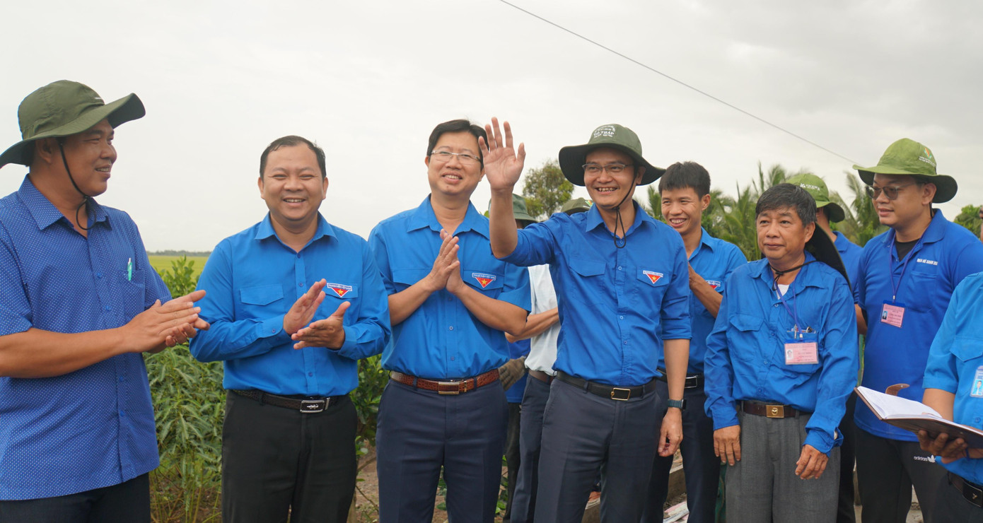 Anh Bùi Quang Huy, Bí thư Thường trực Trung ương Đoàn đến thăm, động viên chiến sĩ tình nguyện mùa hè xanh trường Đại học Bách Khoa tại Đồng Tháp. - Ảnh: Hòa Hội Anh Bùi Quang Huy, Bí thư Thường trực Trung ương Đoàn đến thăm, động viên chiến sĩ tình nguyện mùa hè xanh trường Đại học Bách Khoa tại Đồng Tháp. - Ảnh: Hòa Hội