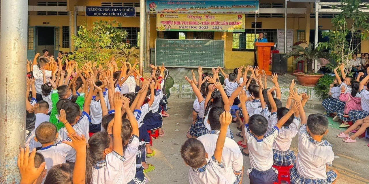 Tổ chức hoạt động vui chơi cho thiếu nhi.