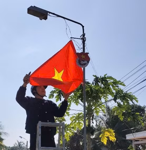 Thành Đoàn Cần Thơ triển khai làm 50 km đường cờ tổ quốc vào ngày 01/3.