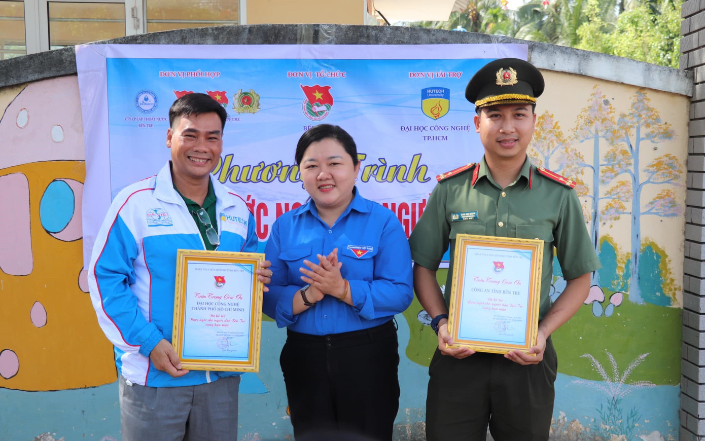 Bí thư Tỉnh Đoàn Bến Tre - chị Lâm Như Quỳnh trao thư cảm ơn đối với Trường Đại học Công nghệ TPHCM, Ban thanh niên Công an tỉnh Bến Tre vì đã tích cực hỗ trợ nước ngọt cho người dân Bến Tre vùng hạn mặn.