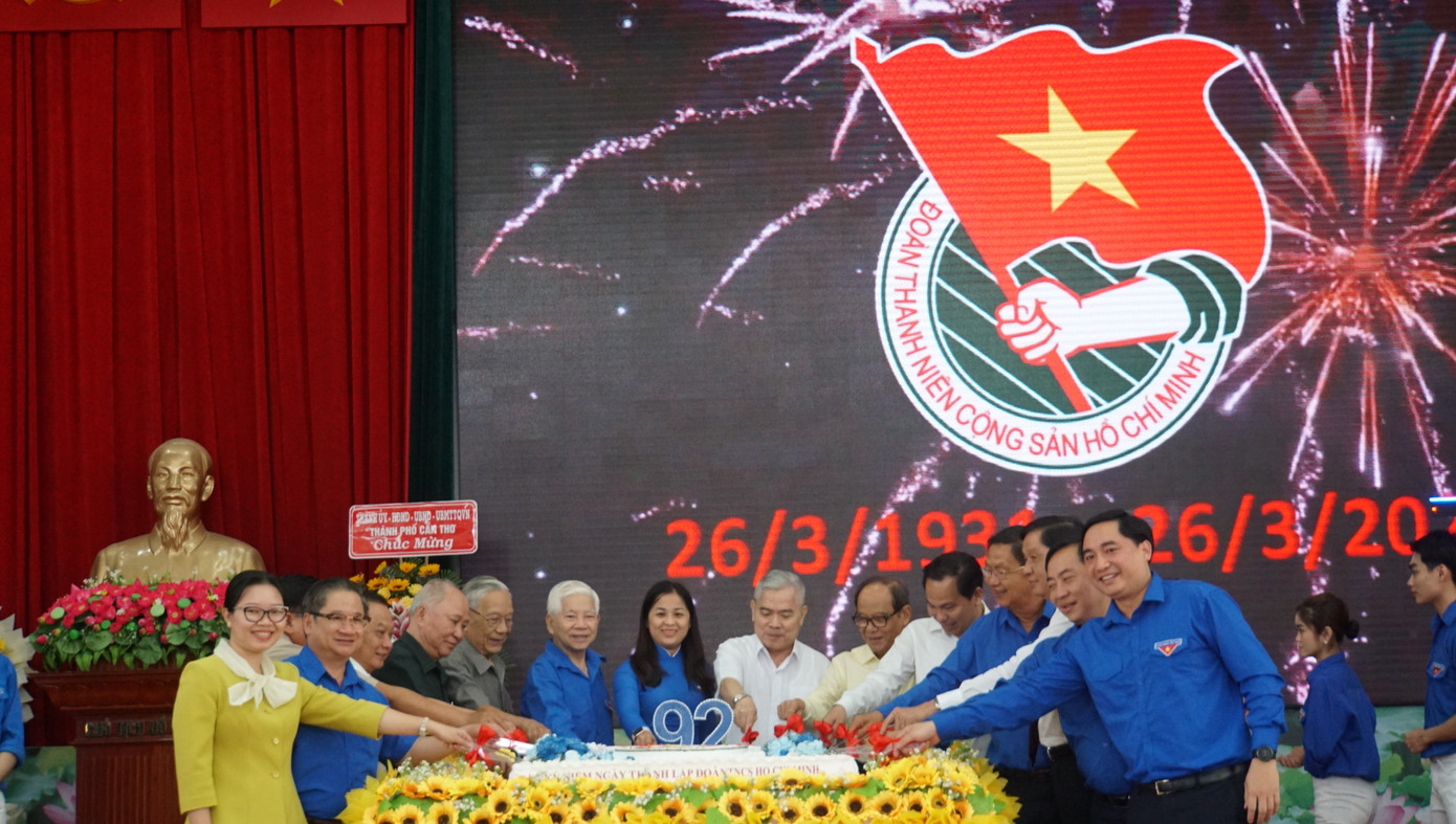 Các đại biểu mừng sinh nhật Đoàn. Ảnh: Hòa Bình Các đại biểu mừng sinh nhật Đoàn. Ảnh: Hòa Bình