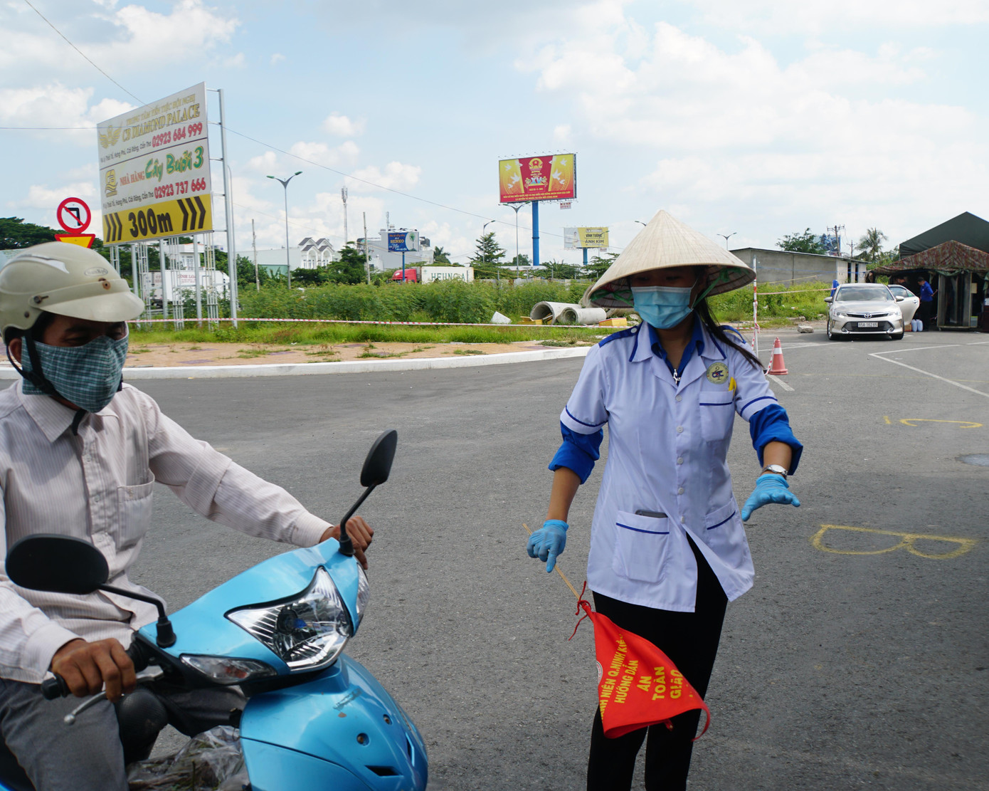 Theo Mỹ Anh, mặc dù vất vả không bằng những anh chị đã và đang ở tuyến đầu chống dịch như Bắc Giang hay TPHCM phải thức đêm, ngủ trên lề đường, mặc bộ đồ bảo hộ nóng nực. Tuy nhiên, bản thân có trách nhiệm và tự hào với màu áo blouse mà mình mang trên người. Nữ sinh chia sẻ: "30 ngày cùng đồng đội tại chốt chống dịch lần này, mặc dù nắng nóng, hay có hôm mưa to gió lớn thế nào, ngày ngày chúng em luôn cố gắng, cùng nhau nỗ lực, chịu nắng chịu gió, đôi khi nhìn nhau cười tít mắt, mặc dù lớp khẩu trang đã che đi nụ cười đó, nhưng bằng cách nào đó chúng em đã tiếp năng lượng cho nhau".