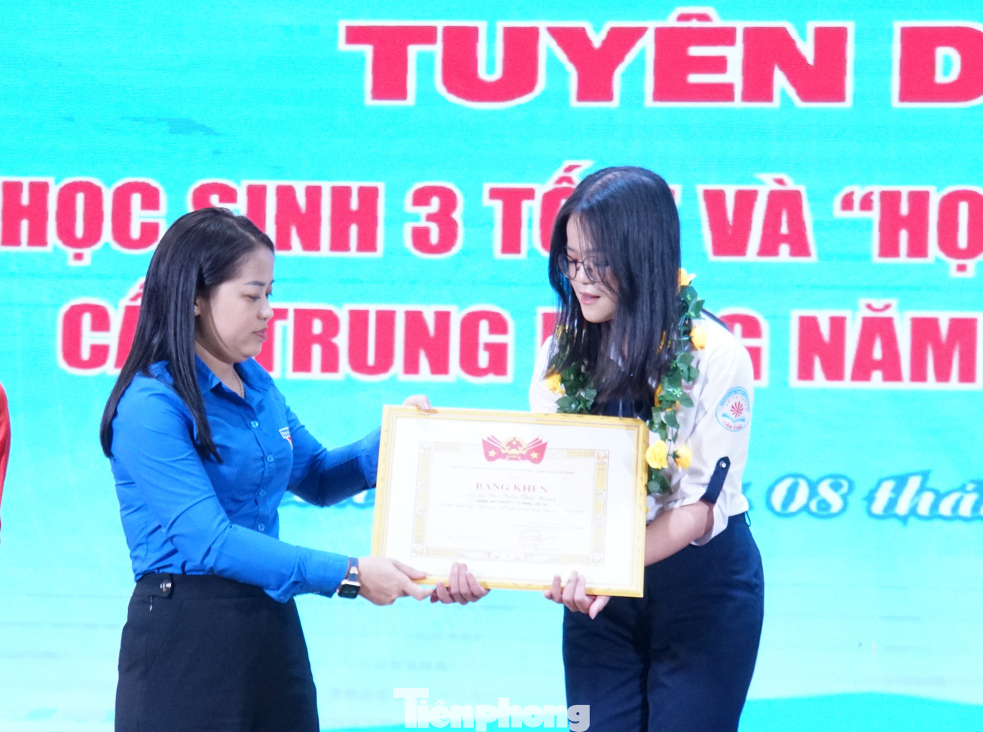 Chị Lư Thị Ngọc Anh - Bí thư Thành Đoàn Cần Thơ trao tặng danh hiệu Học sinh 3 rèn luyện cấp Trung ương cho học sinh. Ảnh: Hòa Hội Chị Lư Thị Ngọc Anh - Bí thư Thành Đoàn Cần Thơ trao tặng danh hiệu Học sinh 3 rèn luyện cấp Trung ương cho học sinh. Ảnh: Hòa Hội