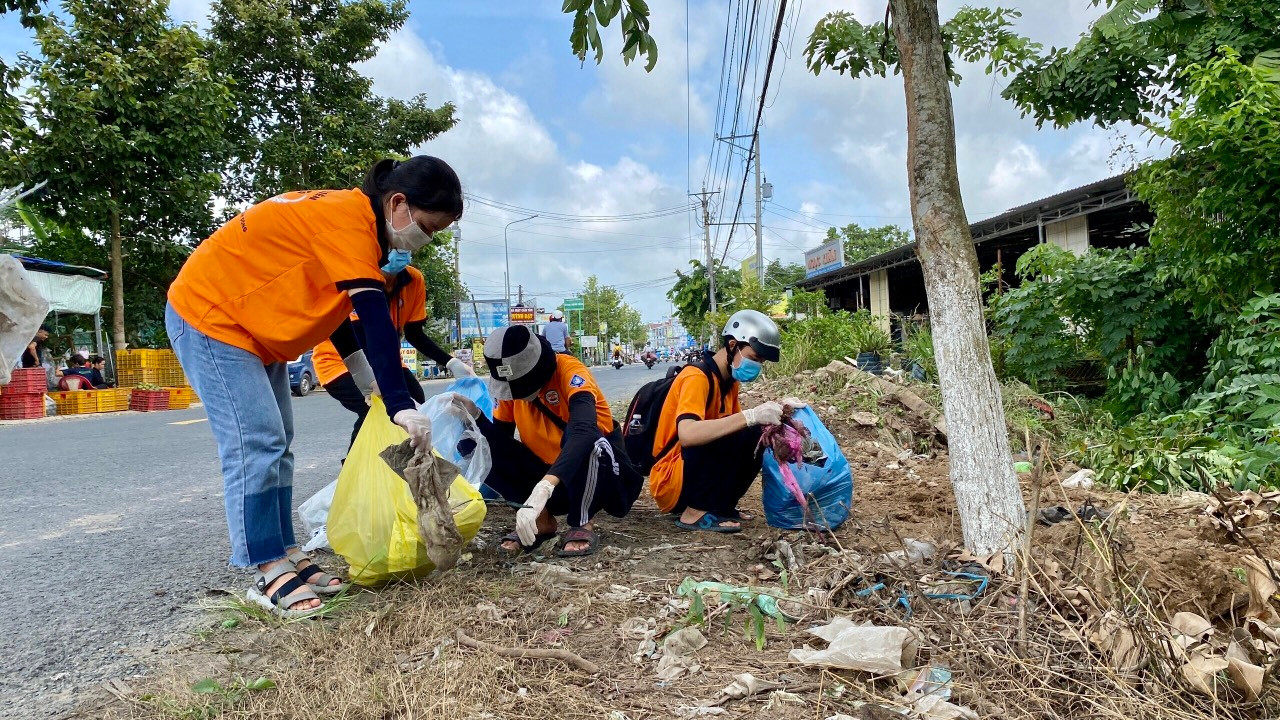 ĐVTN tham gia vệ sinh môi trường. ĐVTN tham gia vệ sinh môi trường.