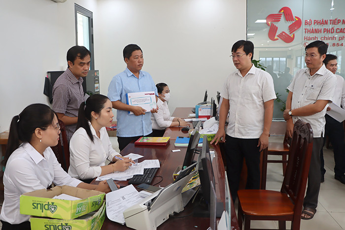 Bí thư Tỉnh ủy Đồng Tháp - Lê Quốc Phong (thứ 2 từ phải sang) kiểm tra công tác vận hành thử nghiệm bộ máy mới tại phường Cao Lãnh. Bí thư Tỉnh ủy Đồng Tháp - Lê Quốc Phong (thứ 2 từ phải sang) kiểm tra công tác vận hành thử nghiệm bộ máy mới tại phường Cao Lãnh.