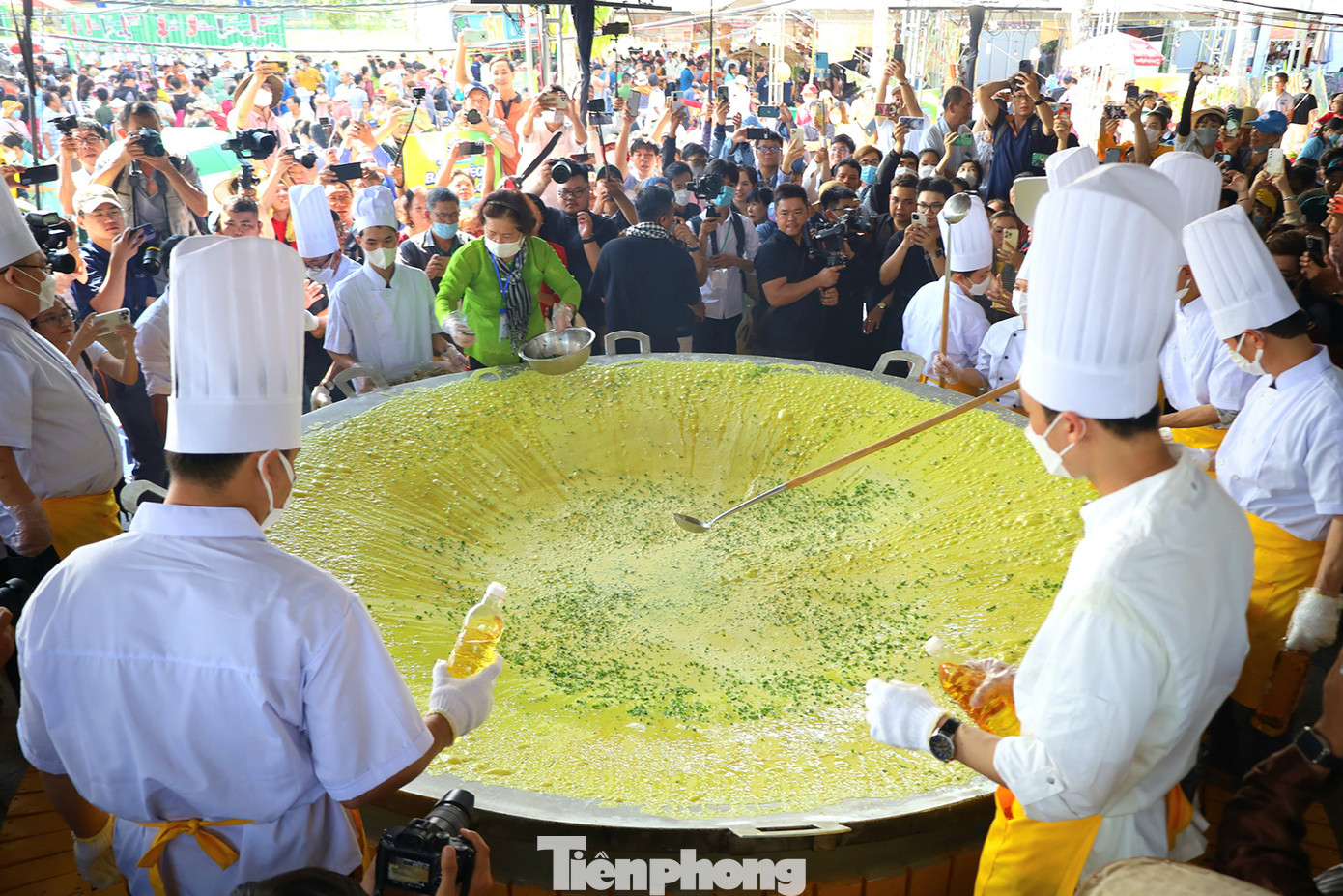 Theo bà Dung, Cần Thơ là cái nôi bánh xèo miền Tây Nam Bộ. Khoảng 10 năm trước, bà Mười Xiềm từng làm nổi danh chiếc bánh xèo khi đi thi ở Mỹ và đoạt giải. Lần này ban tổ chức Lễ hội Bánh dân gian mong muốn qua sự kiện để nhắc nhở, giữ gìn và phát huy hình ảnh chiếc bánh xèo miền Tây. Qua đó góp phần quảng bá và tôn vinh văn hóa ẩm thực truyền thống. Ảnh:. M. Trung.